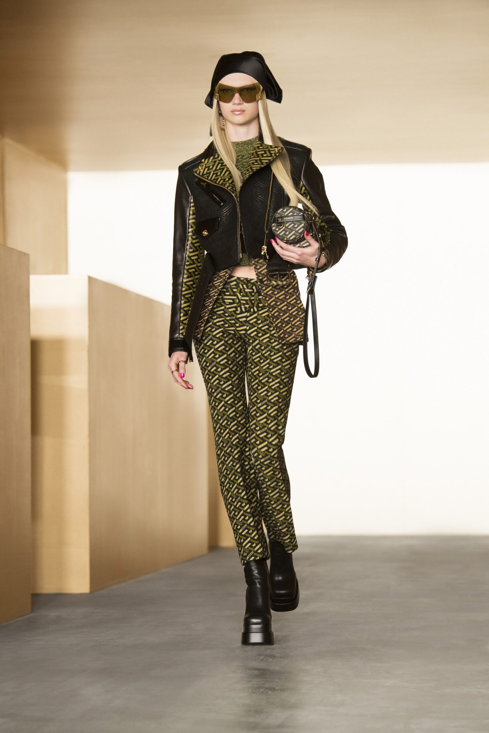 Versace F/W 21 Look 17