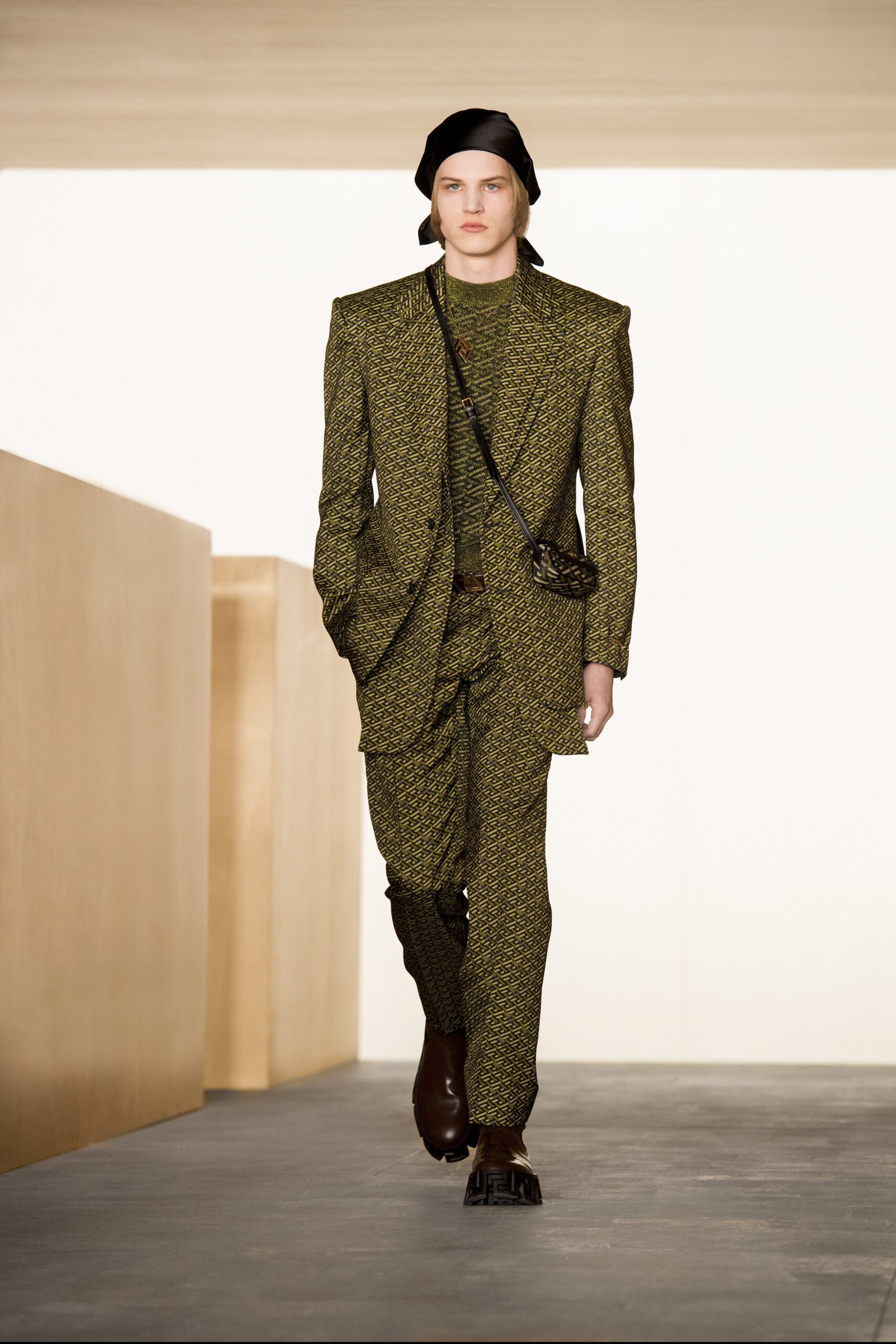 Versace F/W 21 Look 23