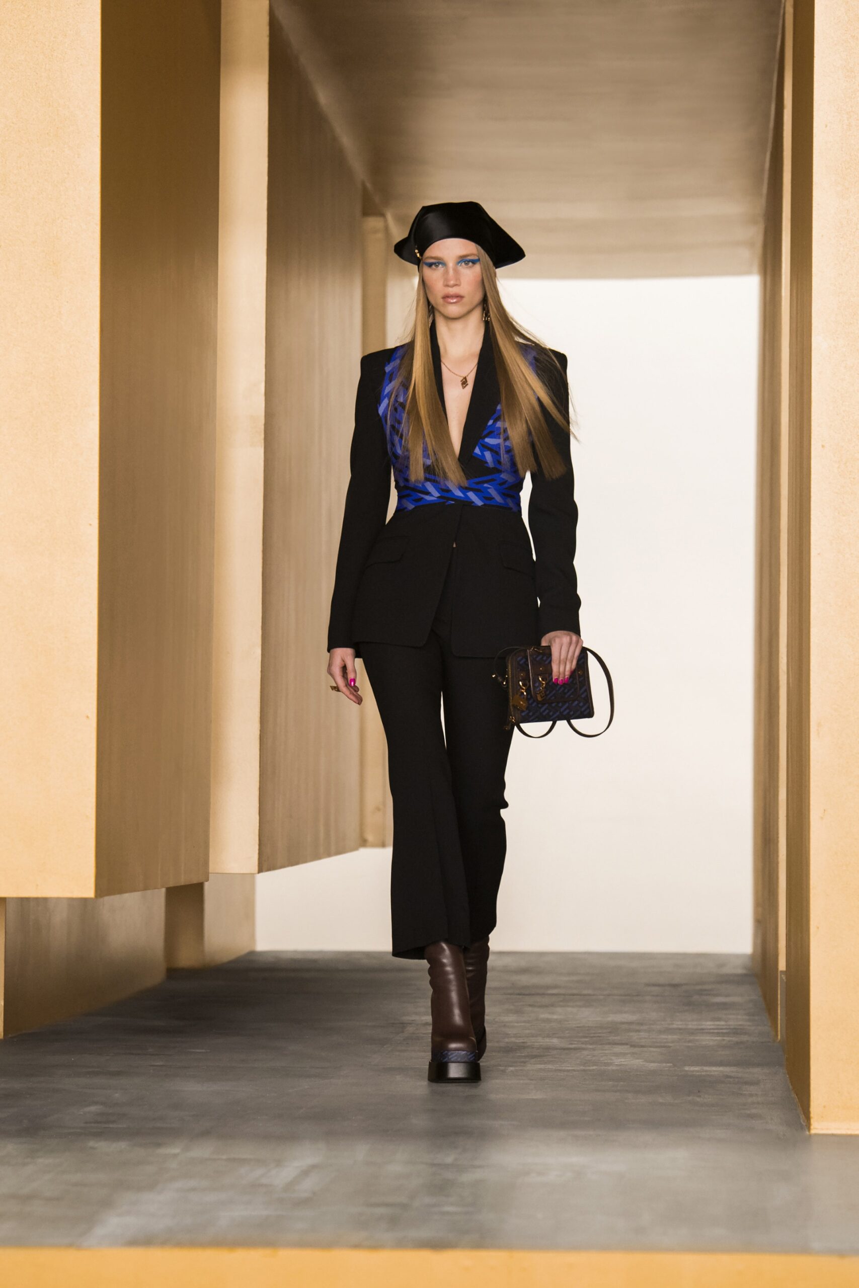 Versace F/W 21 Look 32