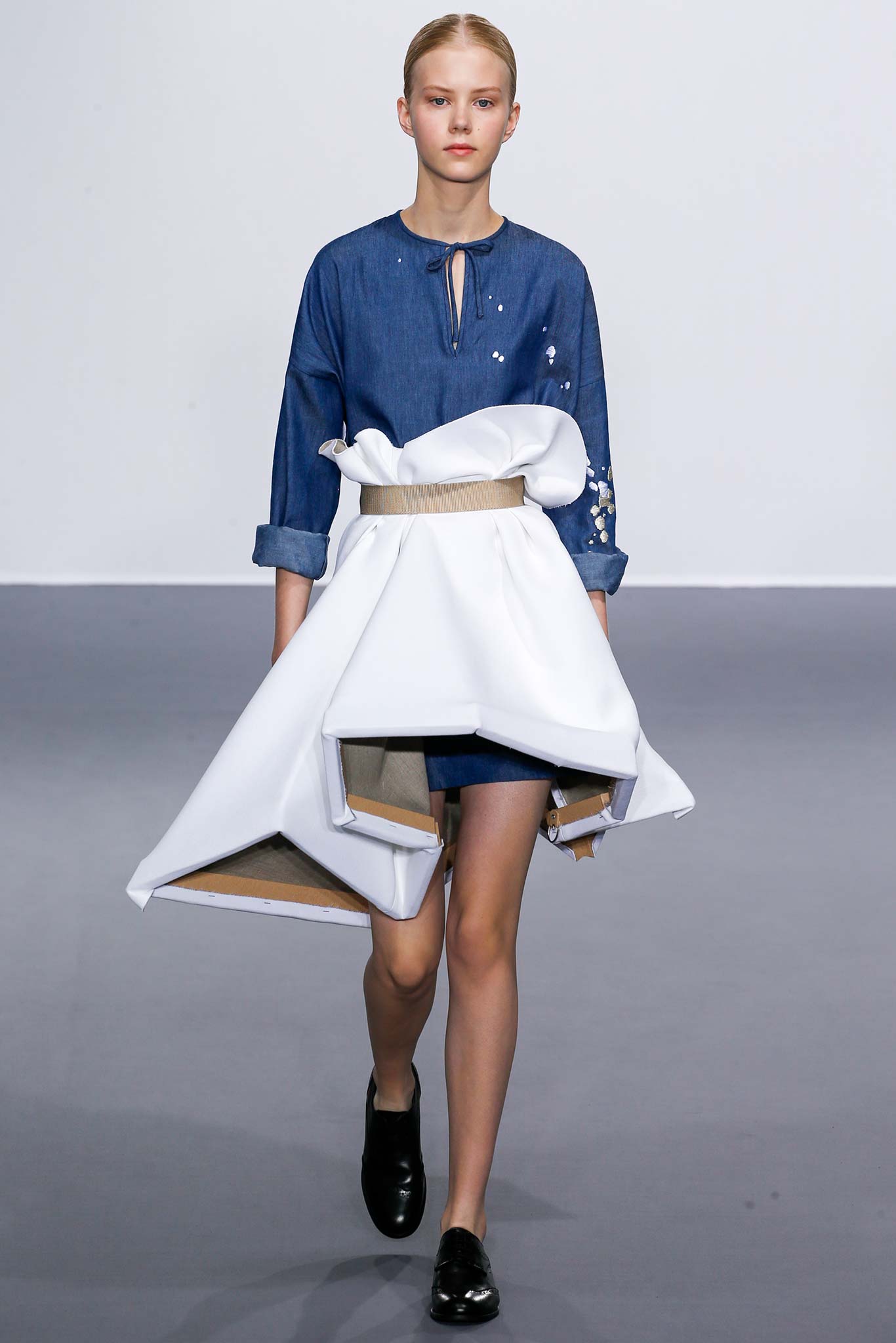 Viktor & Rolf F/W 15 Couture Look 1