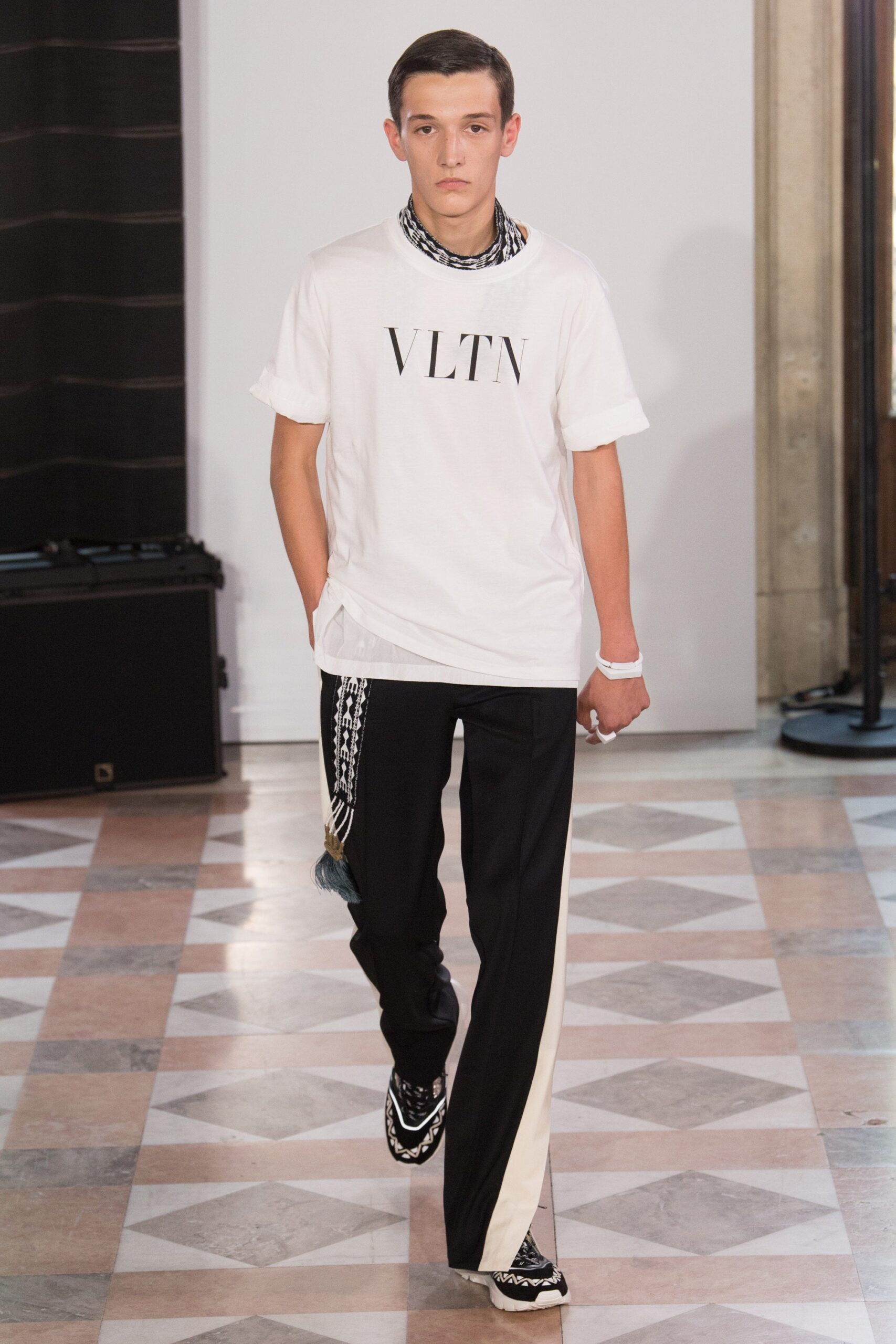 Valentino S/S 18 Menswear Look 43