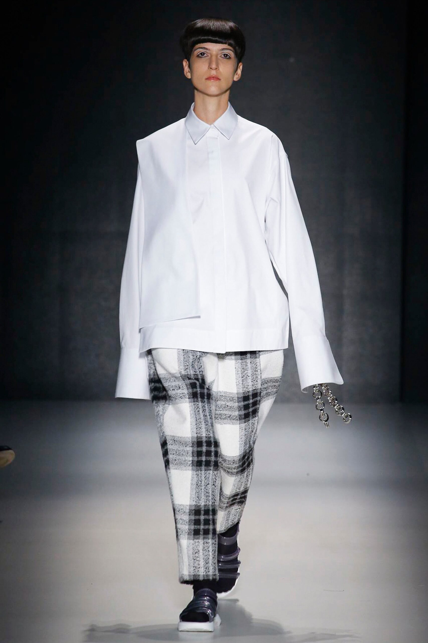 Vitorino Campos Resort 17 Look 15
