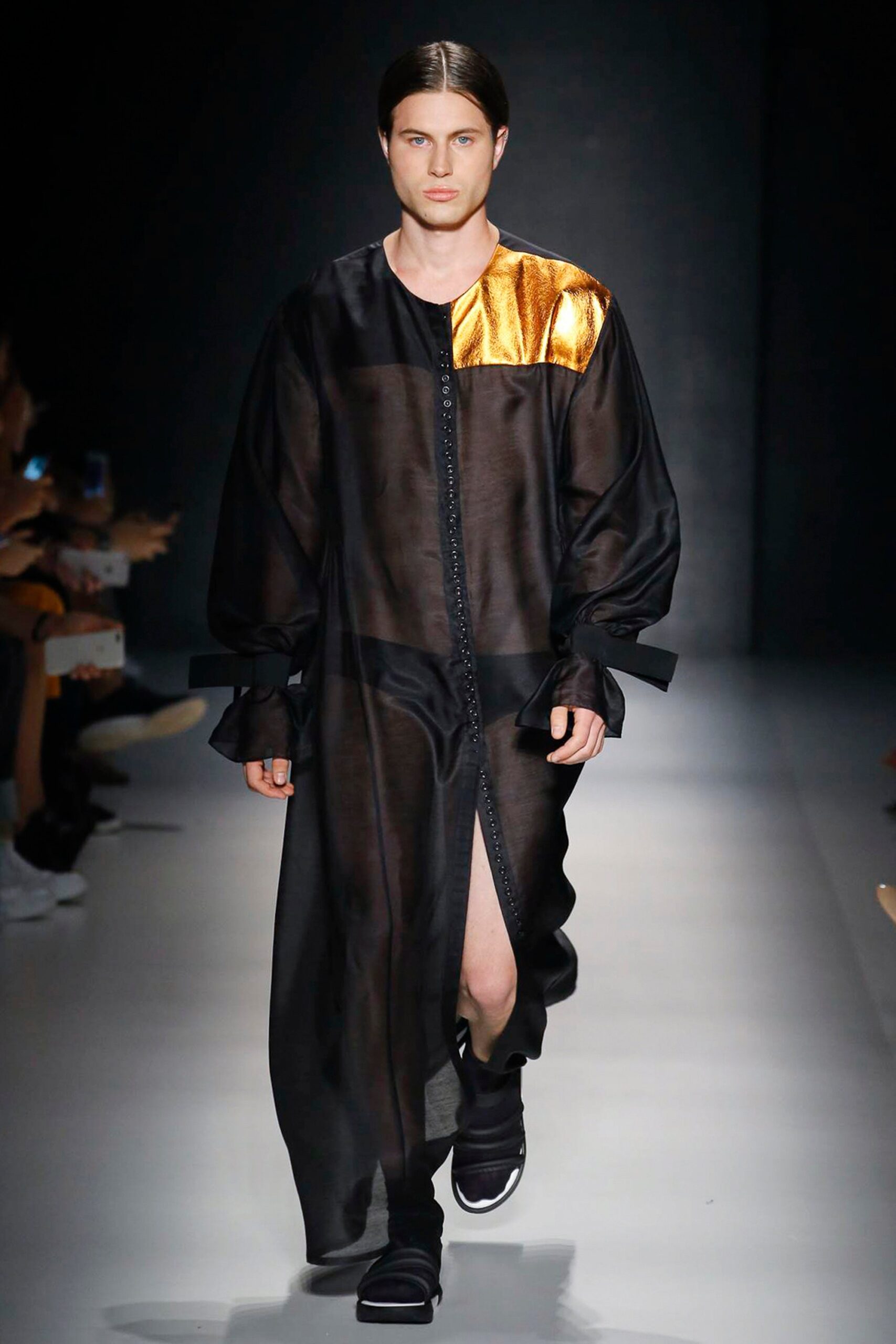 Vitorino Campos Resort 17 Look 25