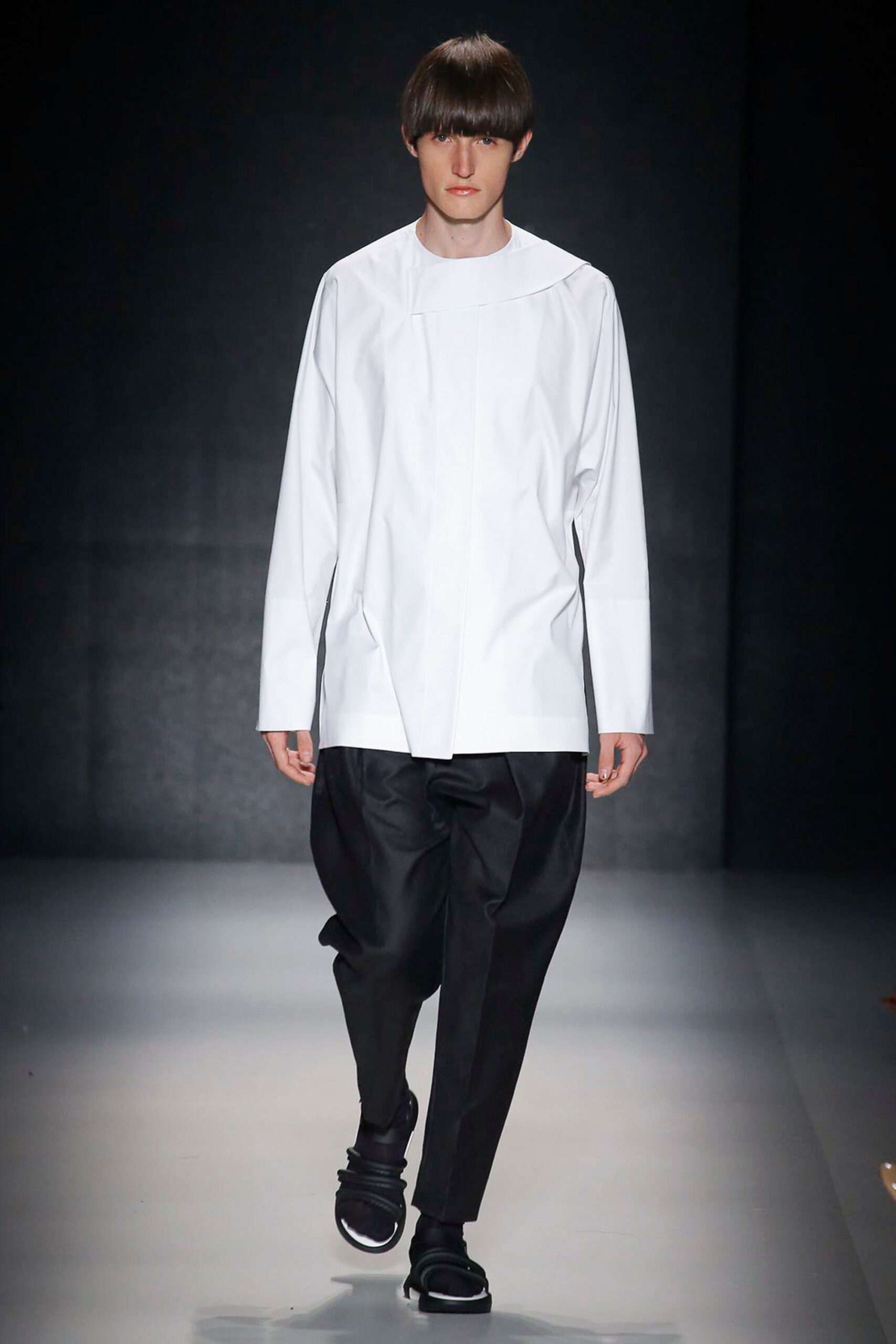 Vitorino Campos Resort 17 Look 33
