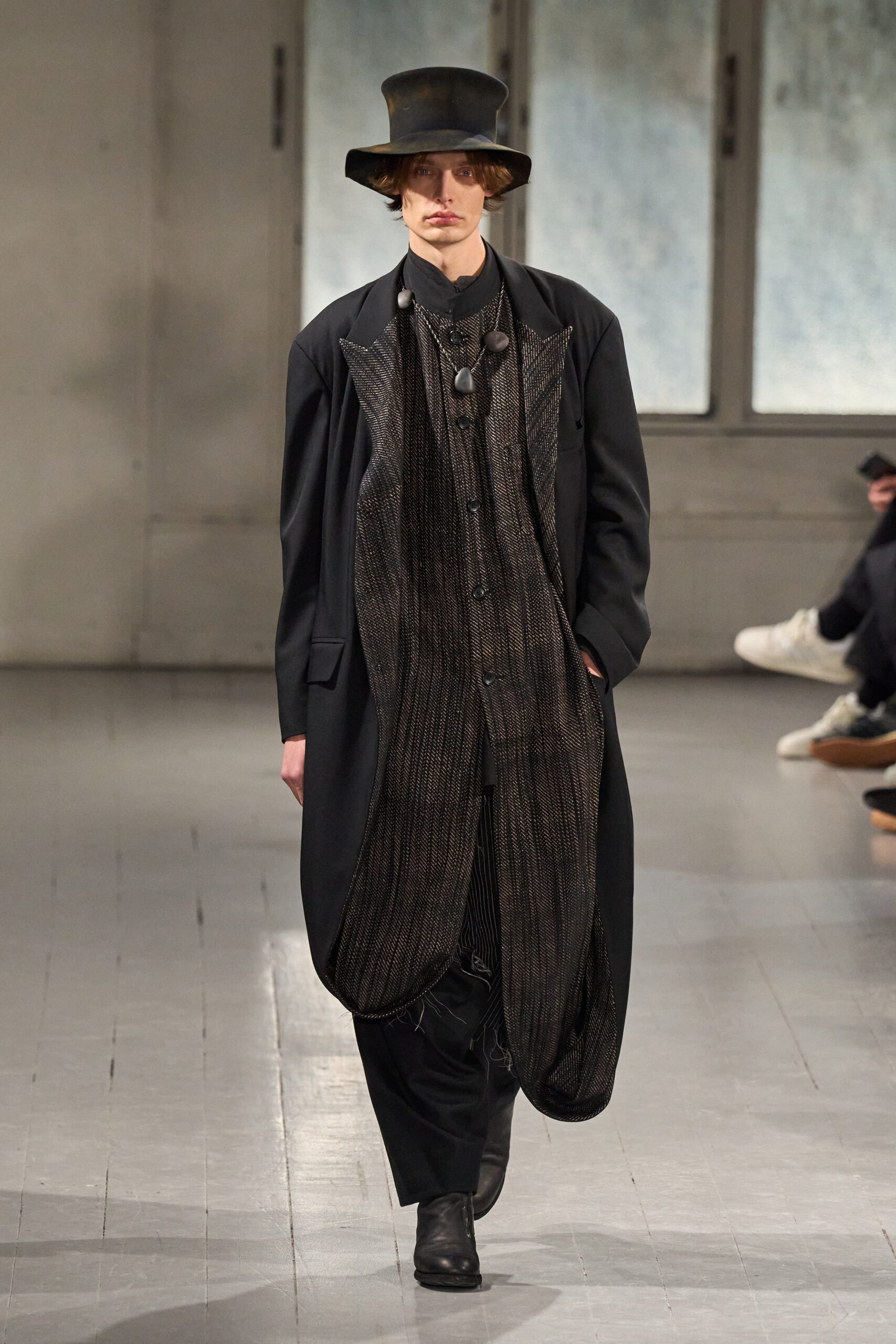 Yohji Yamamoto F/W 23 Menswear Look 8