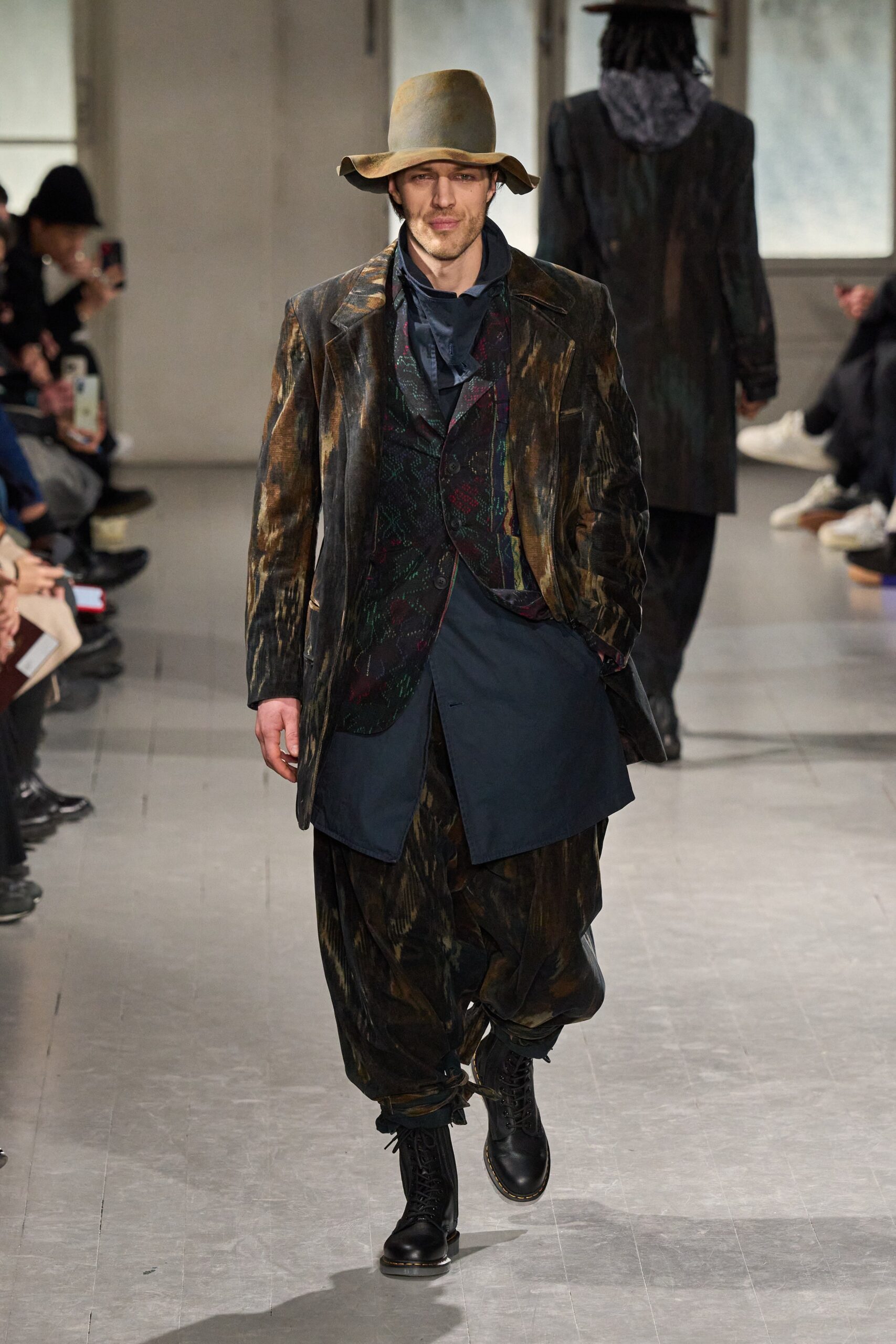 Yohji Yamamoto F/W 23 Menswear Look 17