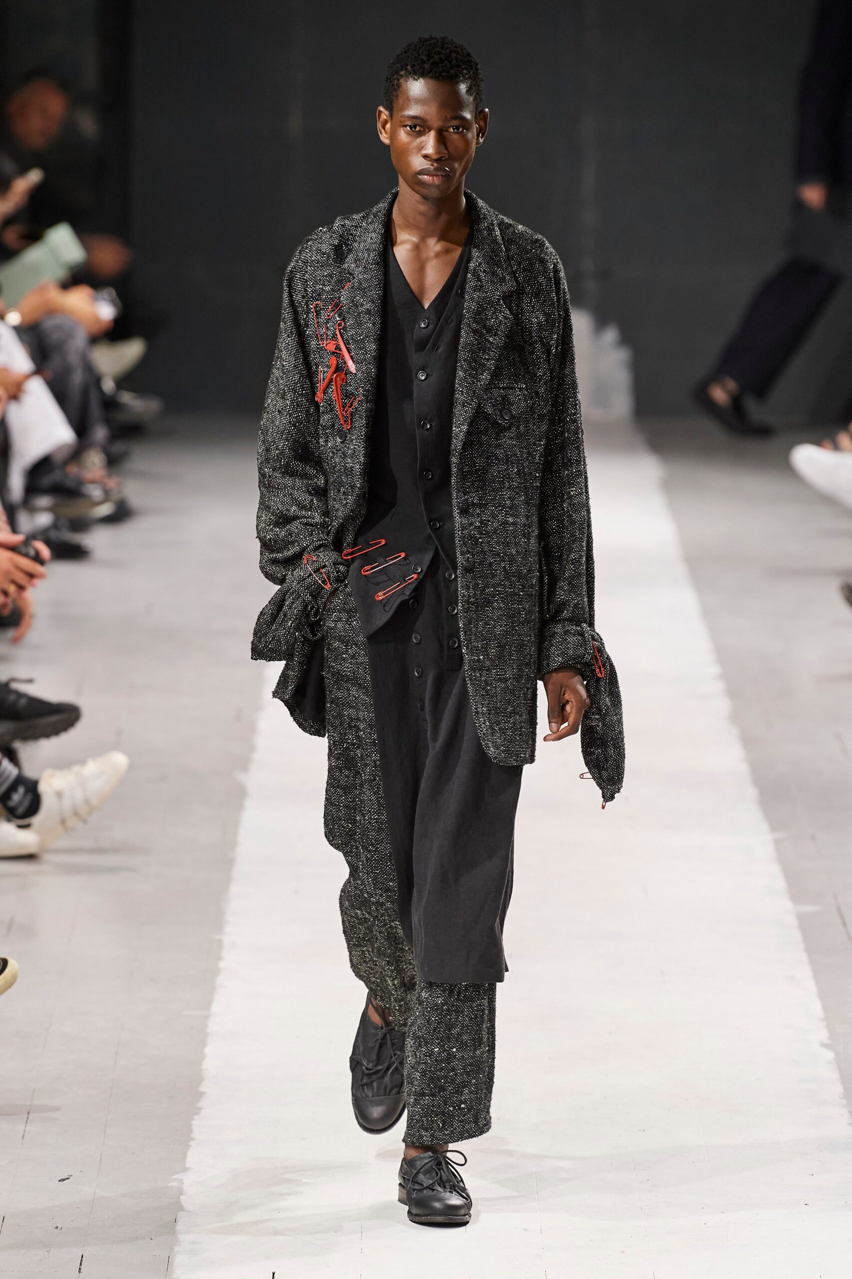 Yohji Yamamoto S/S 24 Menswear Look 32