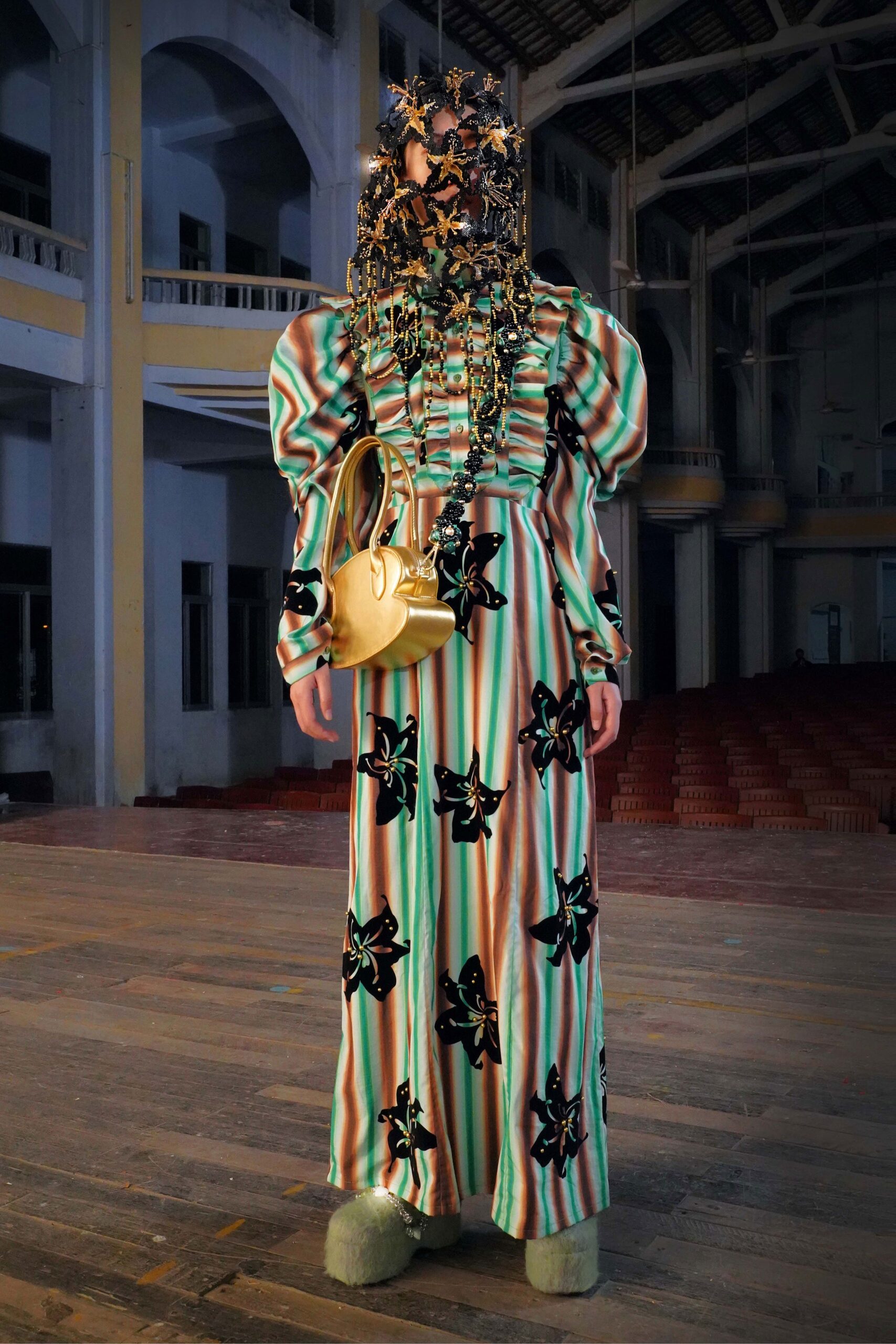 Yueqi Qi Shanghai F/W 22 Look 37