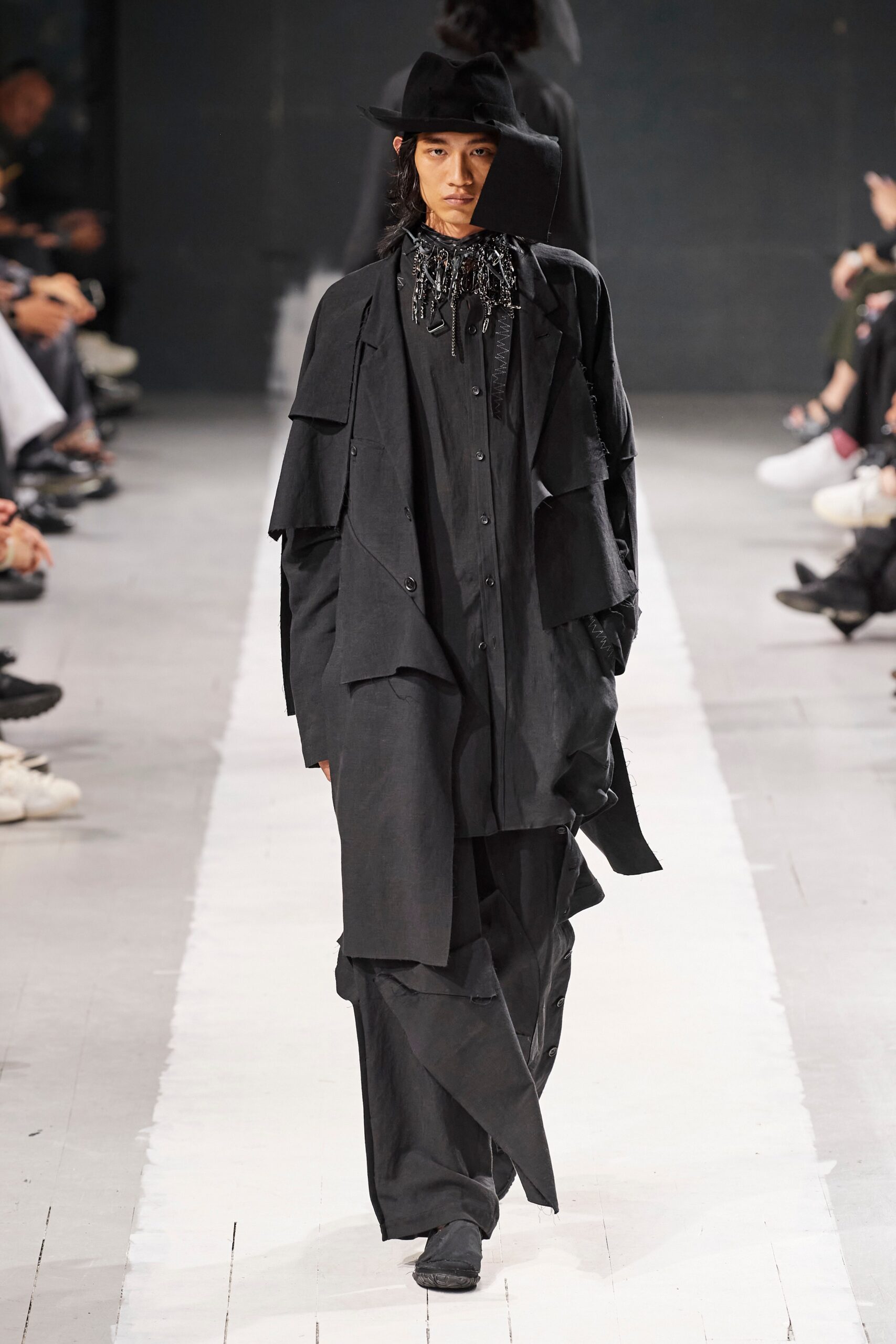 Yohji Yamamoto S/S 24 Menswear Look 39