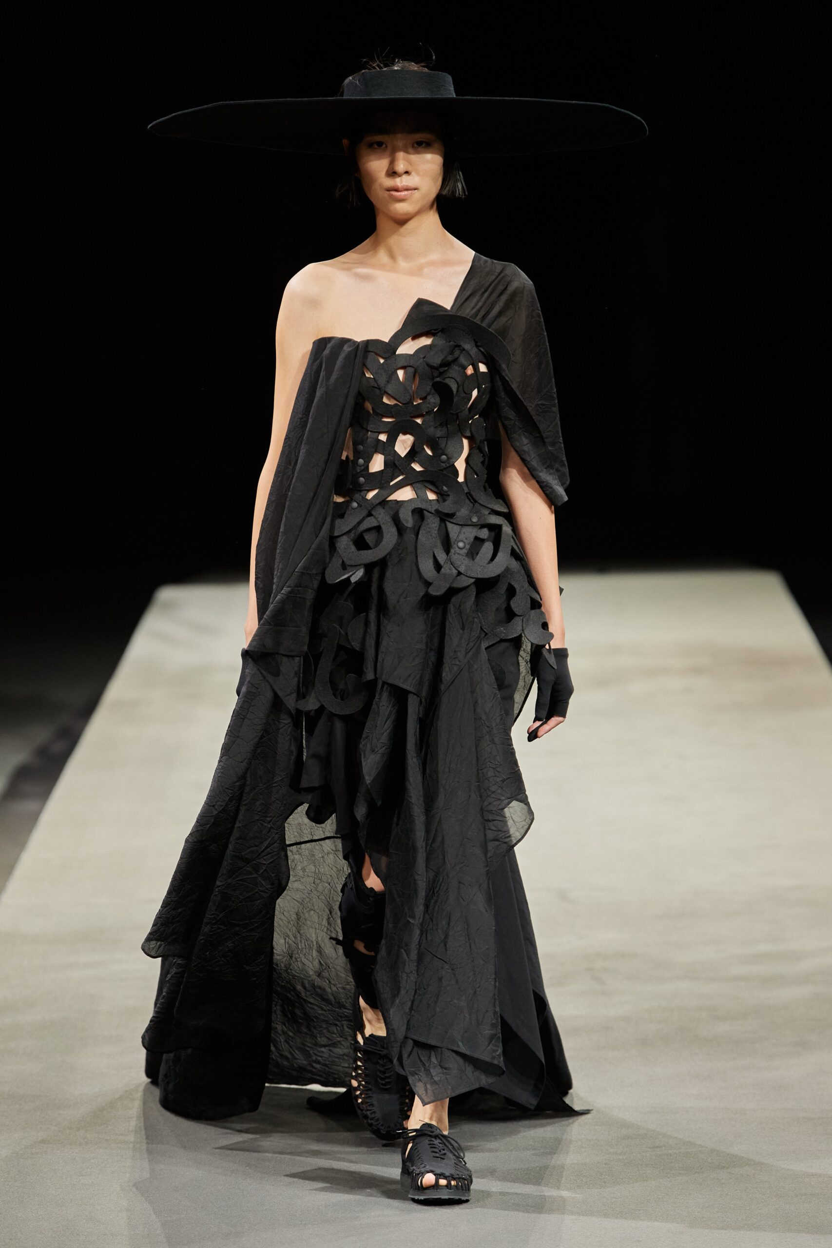 Yohji Yamamoto S/S 23 Look 44