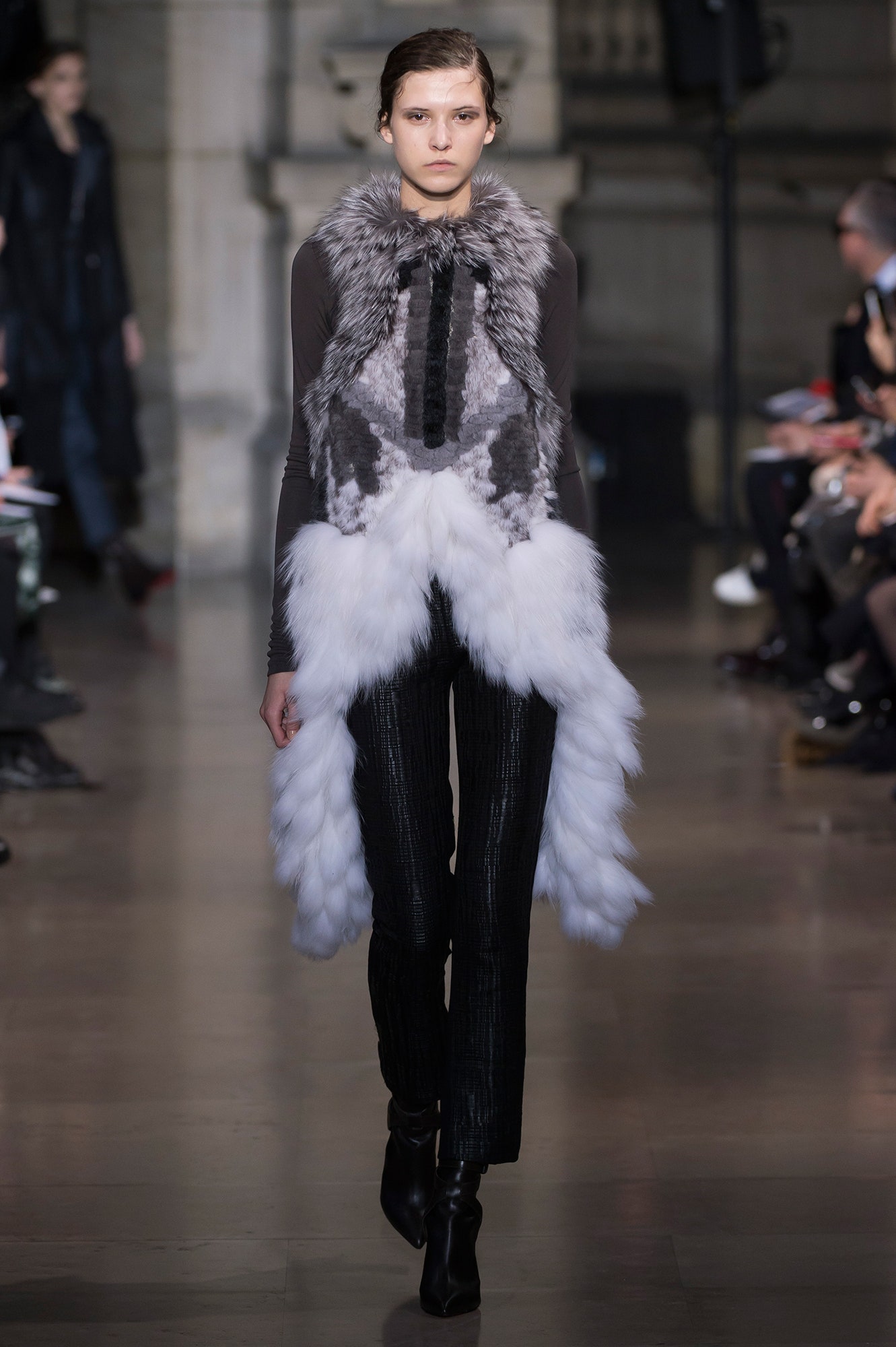 Yiqing Yin S/S 16 Couture Look 26