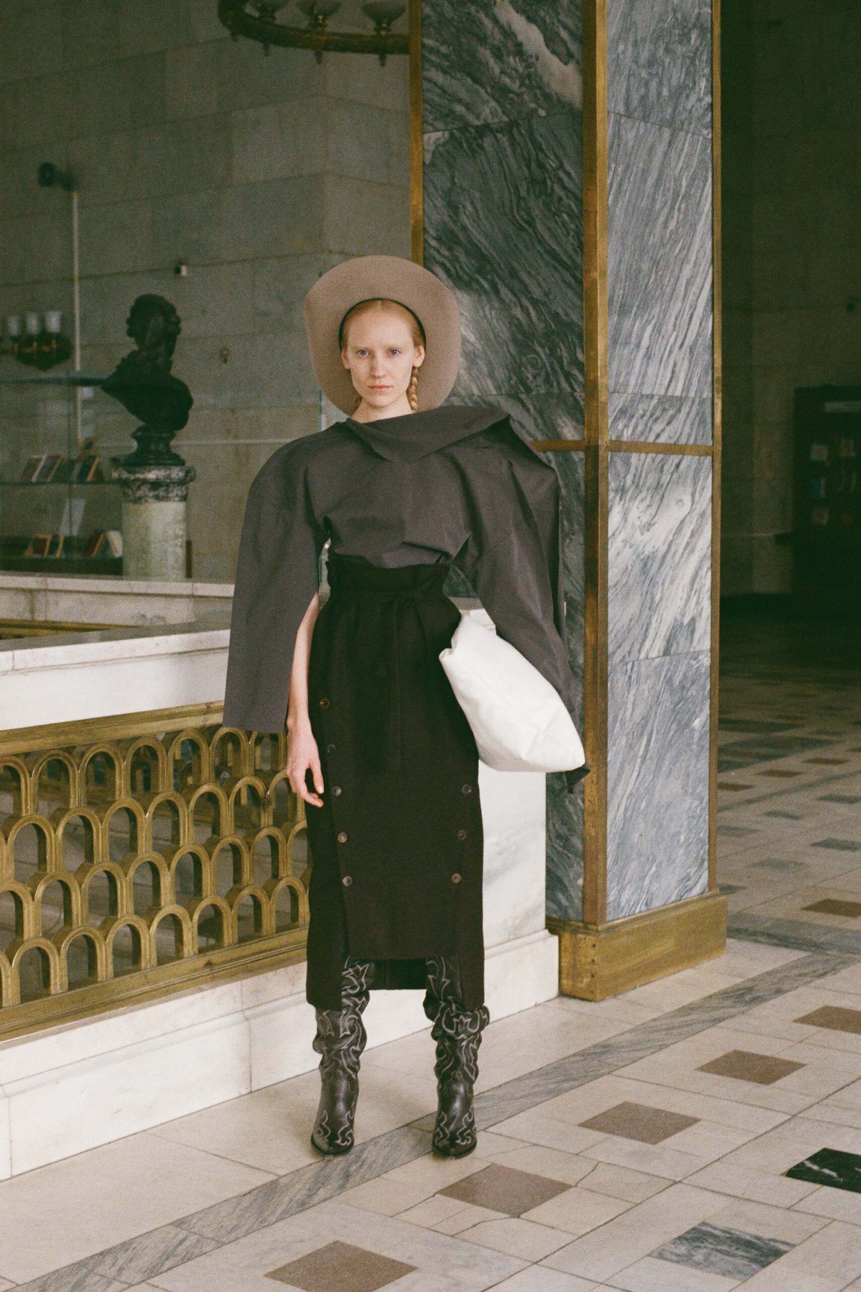 A.W.A.K.E. MODE F/W 18 Look 819