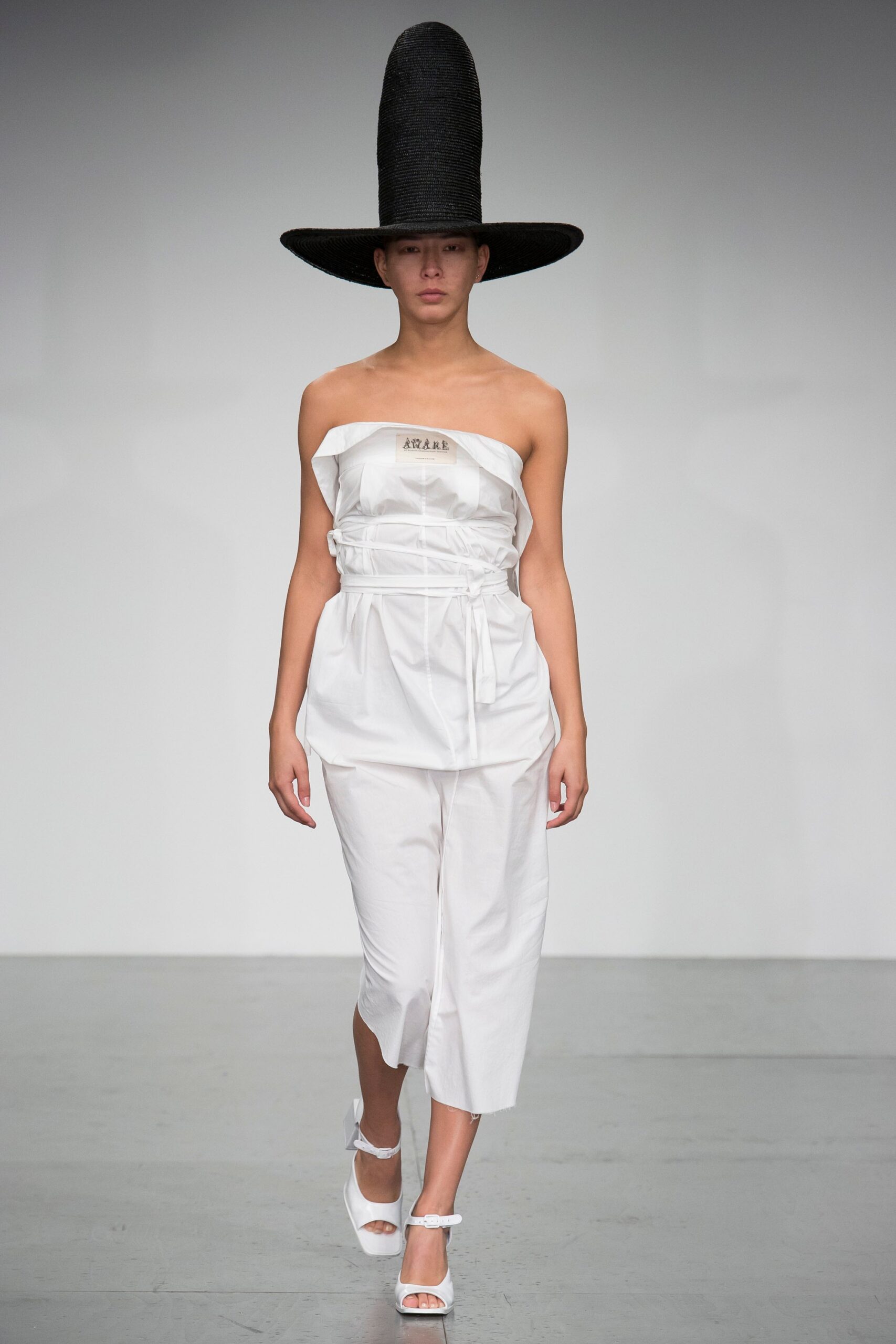 A.W.A.K.E. MODE S/S 18 Look 87