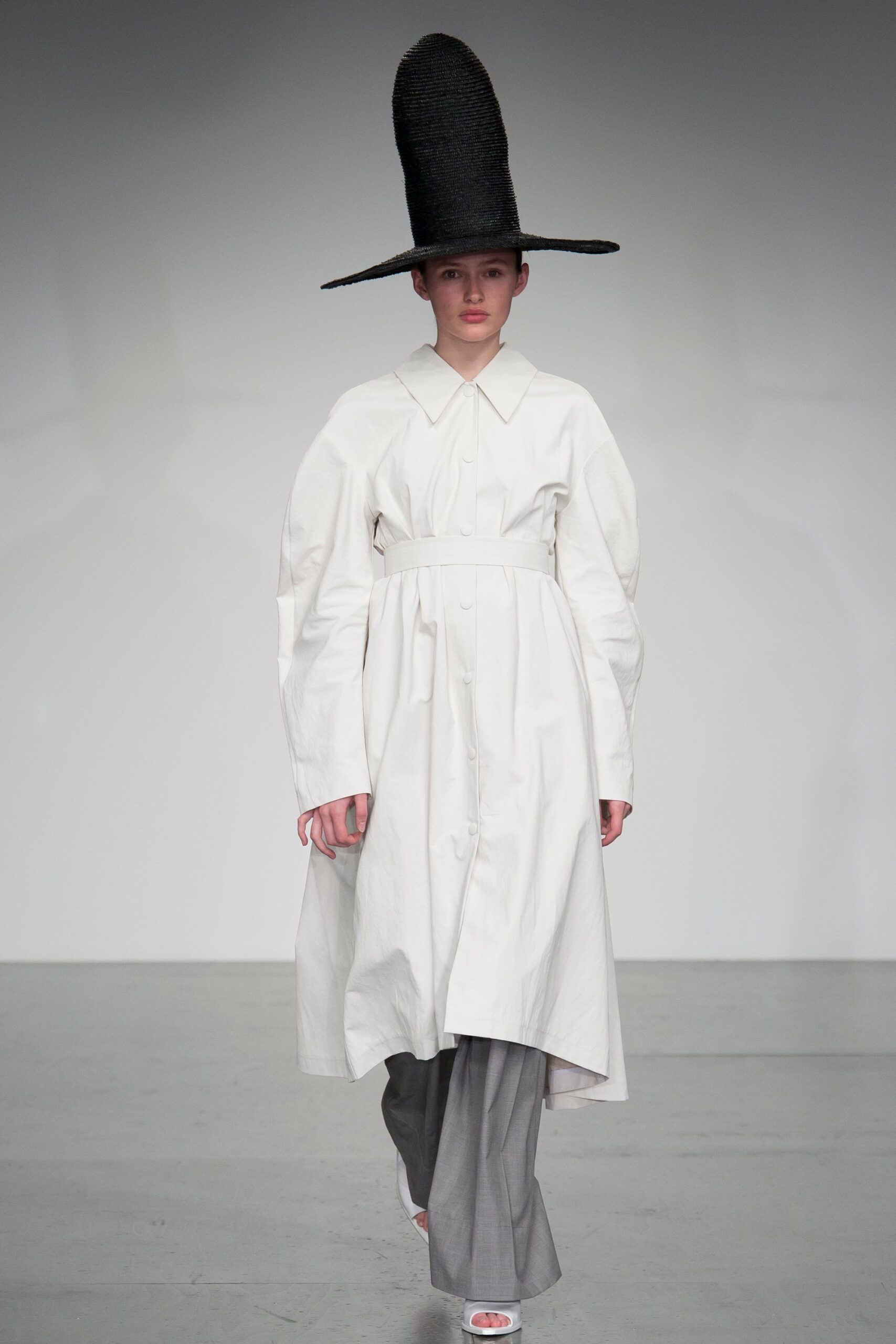 A.W.A.K.E. MODE S/S 18 Look 298