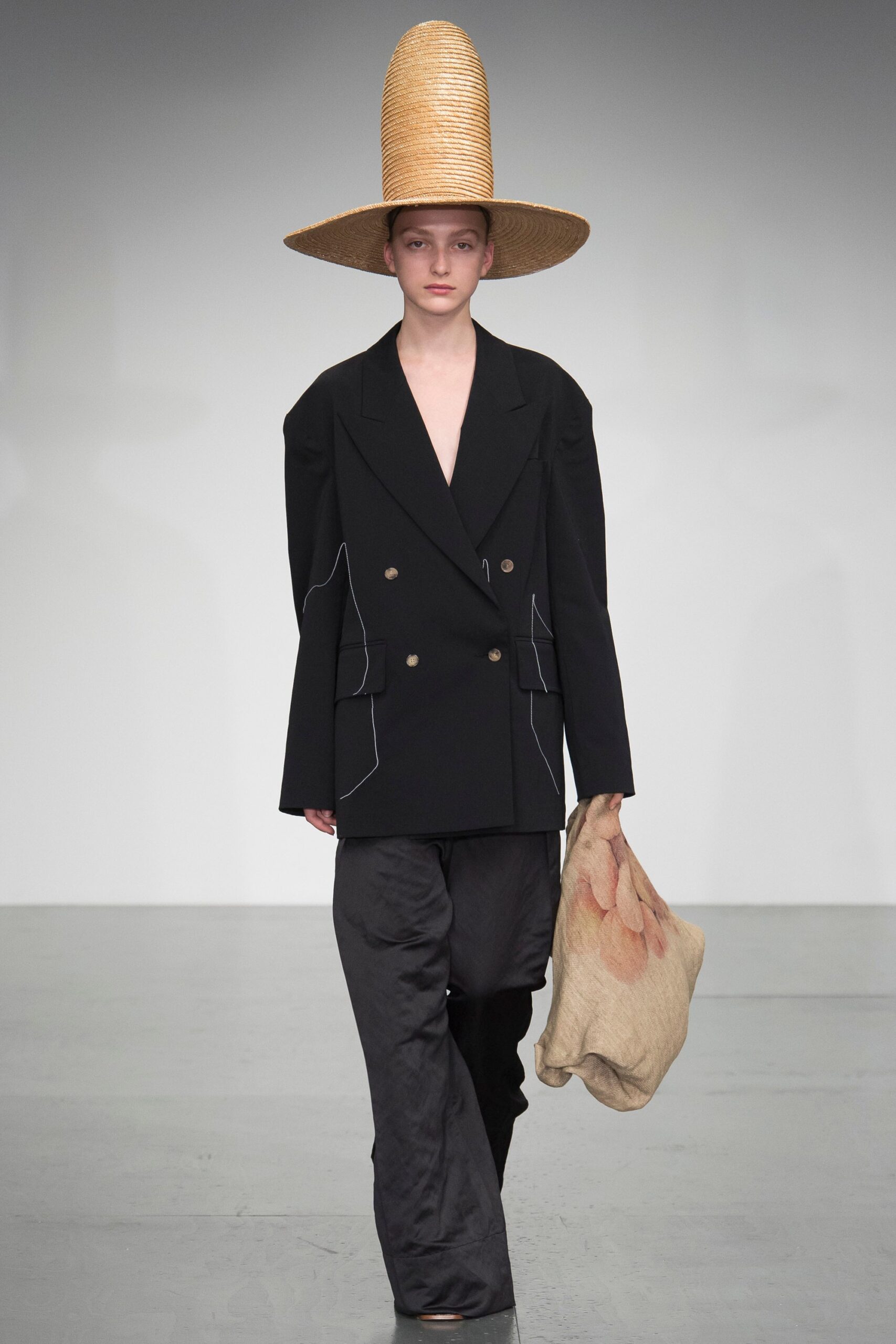 A.W.A.K.E. MODE S/S 18 Look 338