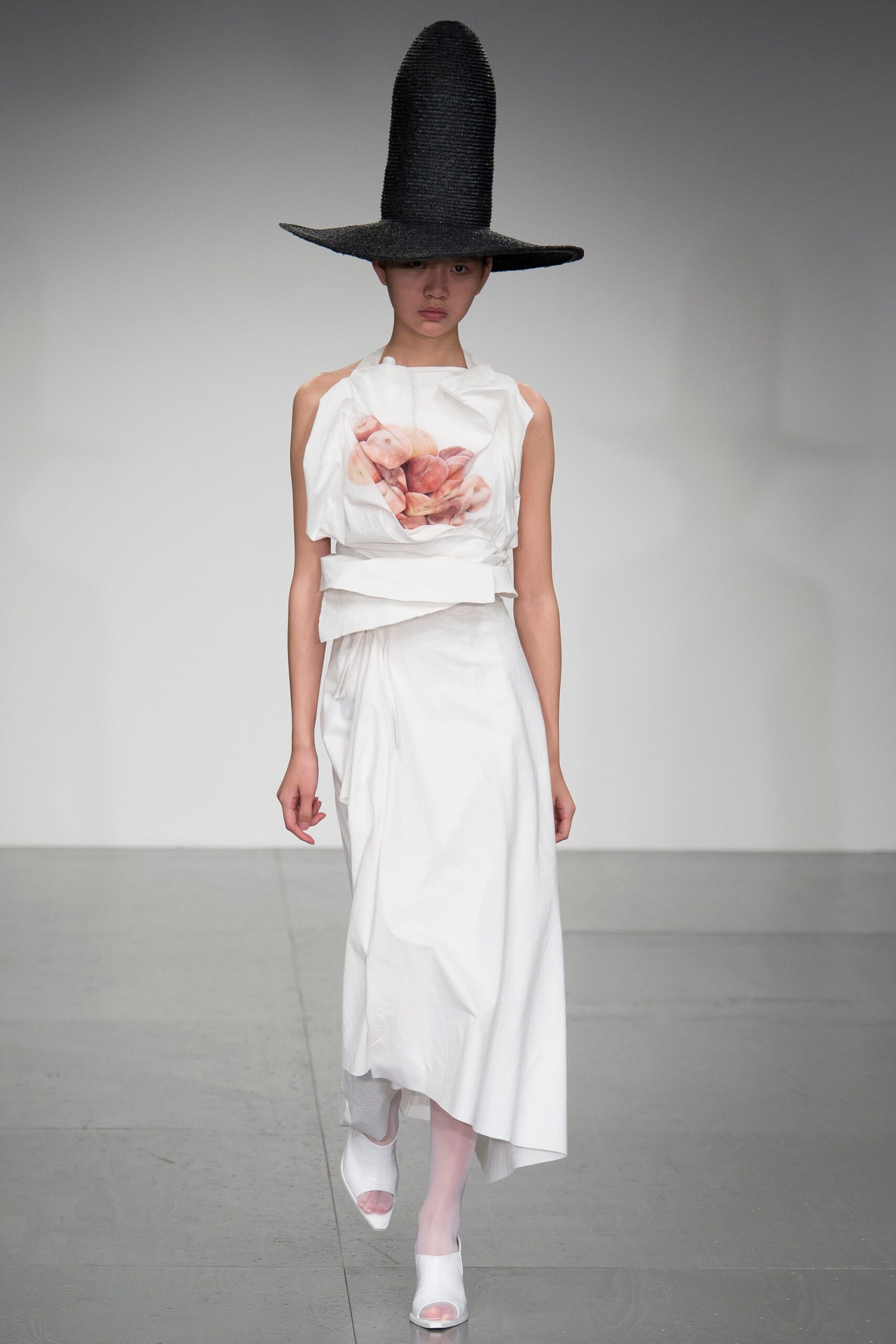 A.W.A.K.E. MODE S/S 18 Look 454