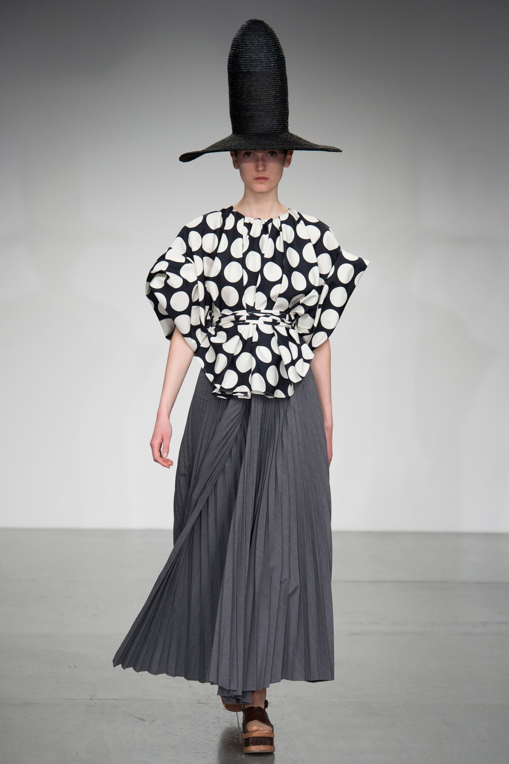 A.W.A.K.E. MODE S/S 18 Look 496