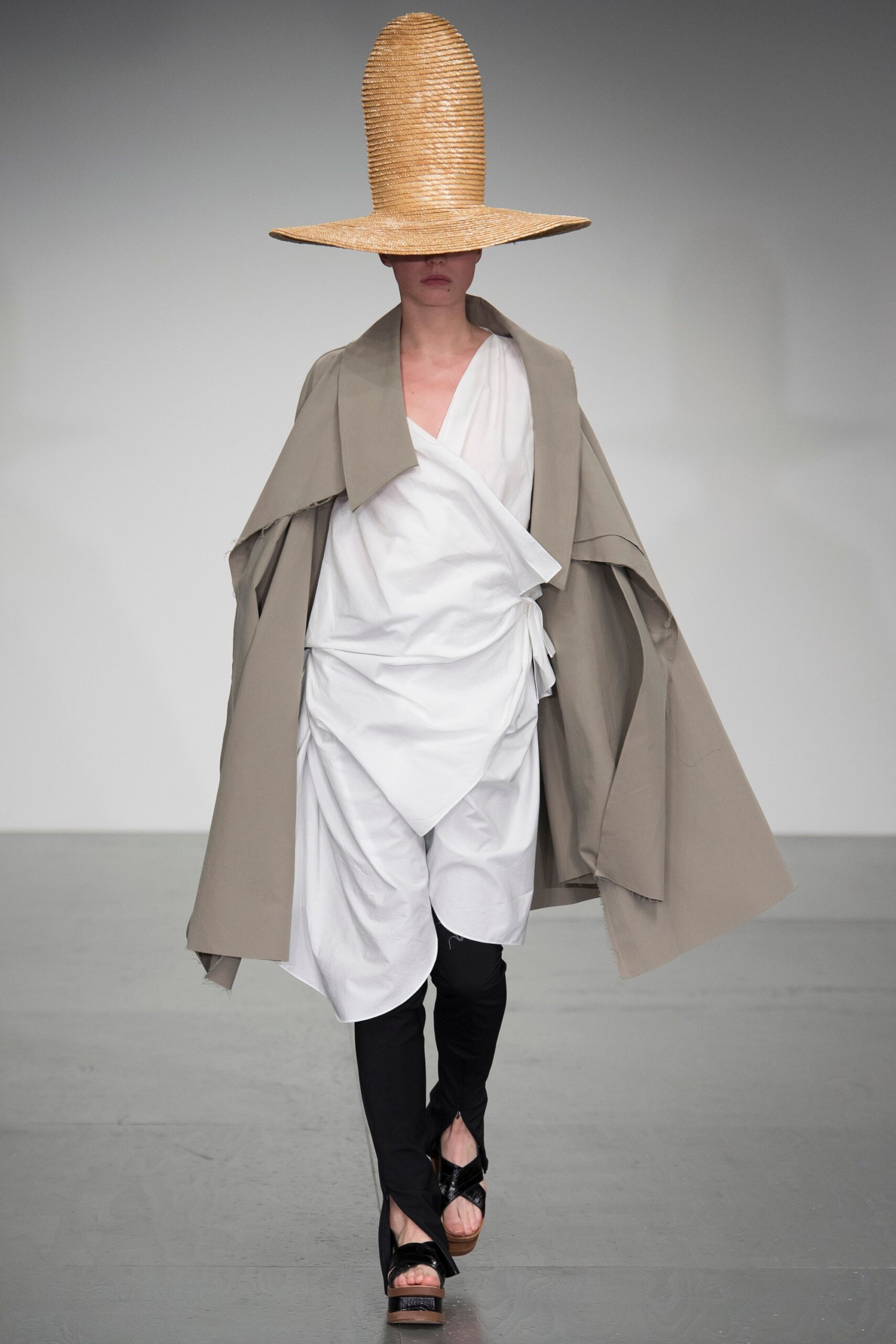 A.W.A.K.E. MODE S/S 18 Look 540