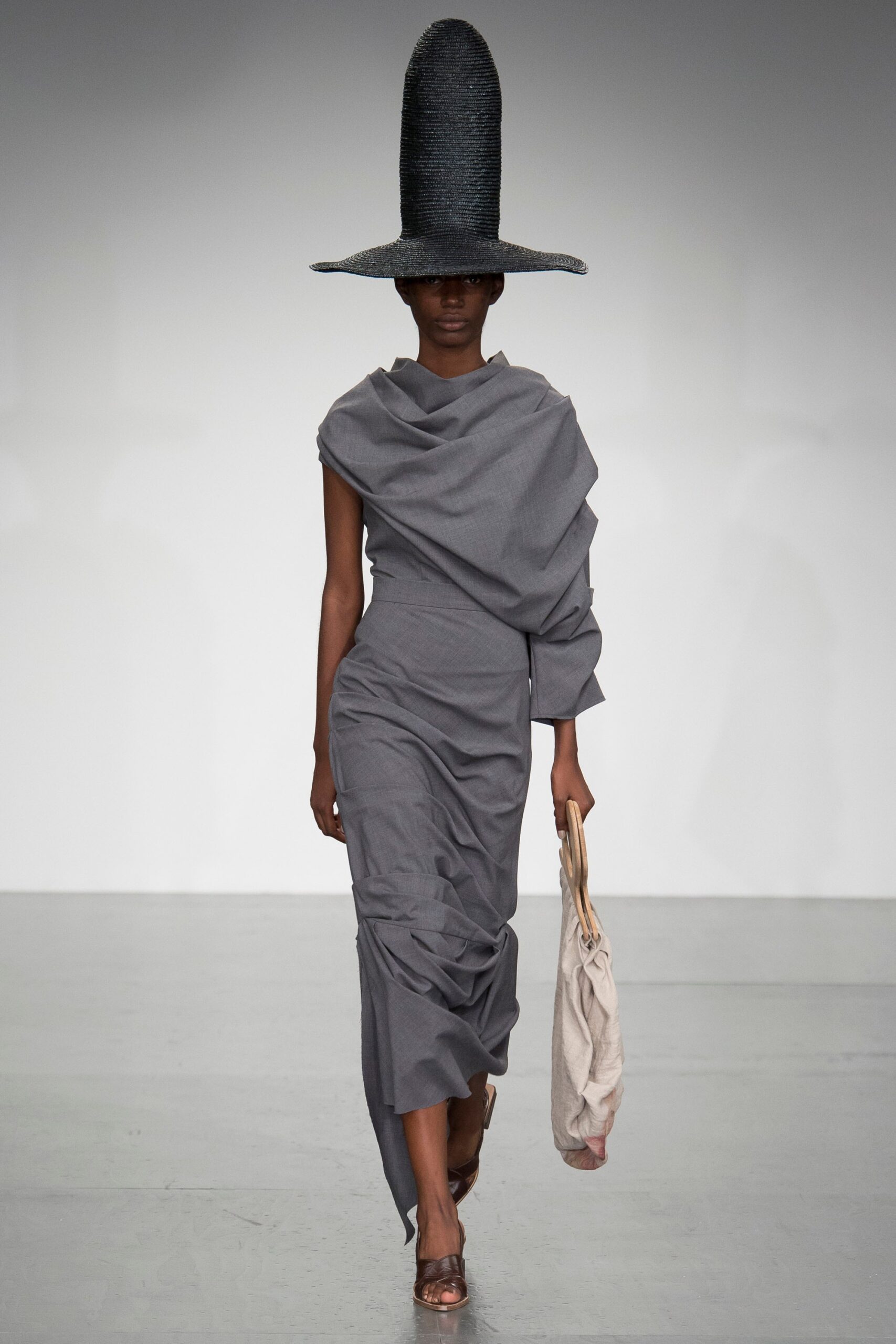 A.W.A.K.E. MODE S/S 18 Look 684