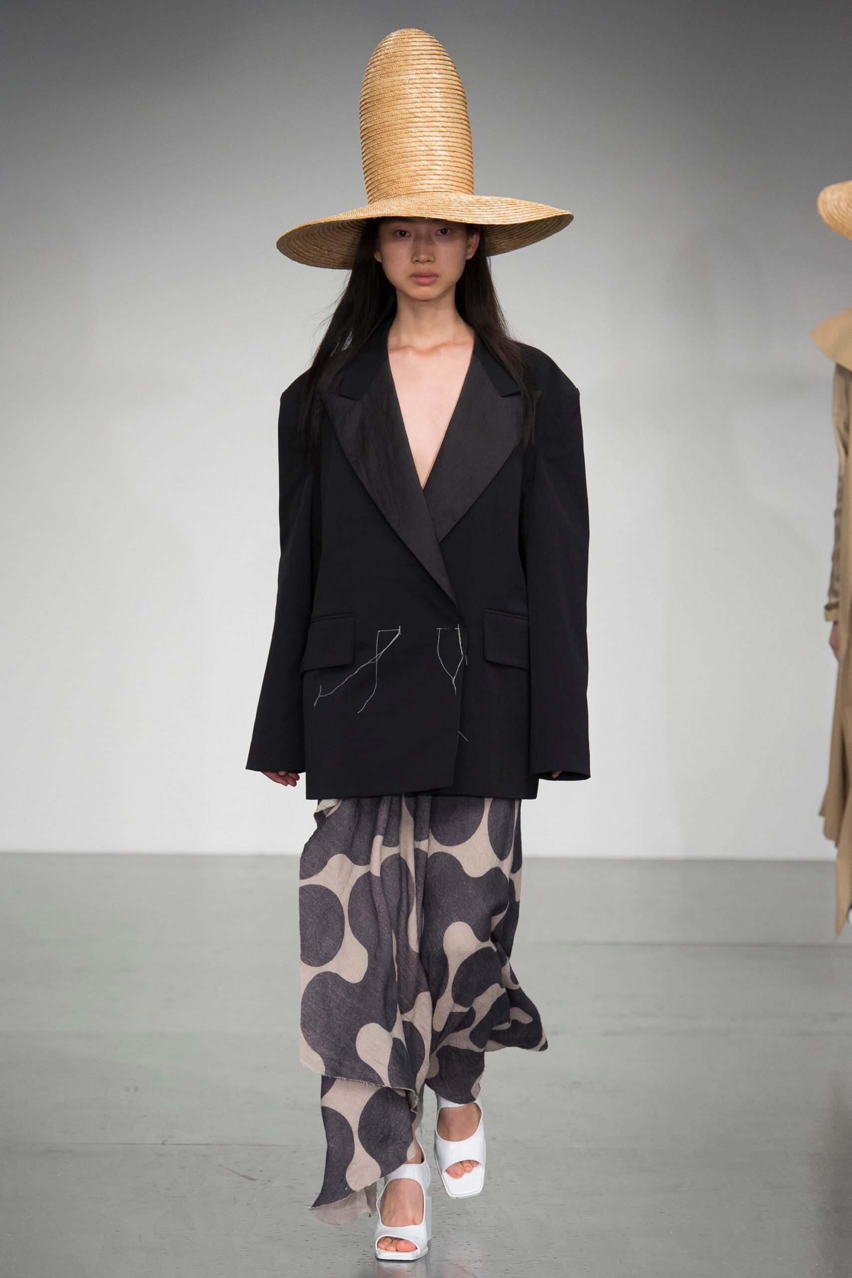 A.W.A.K.E. MODE S/S 18 Look 700