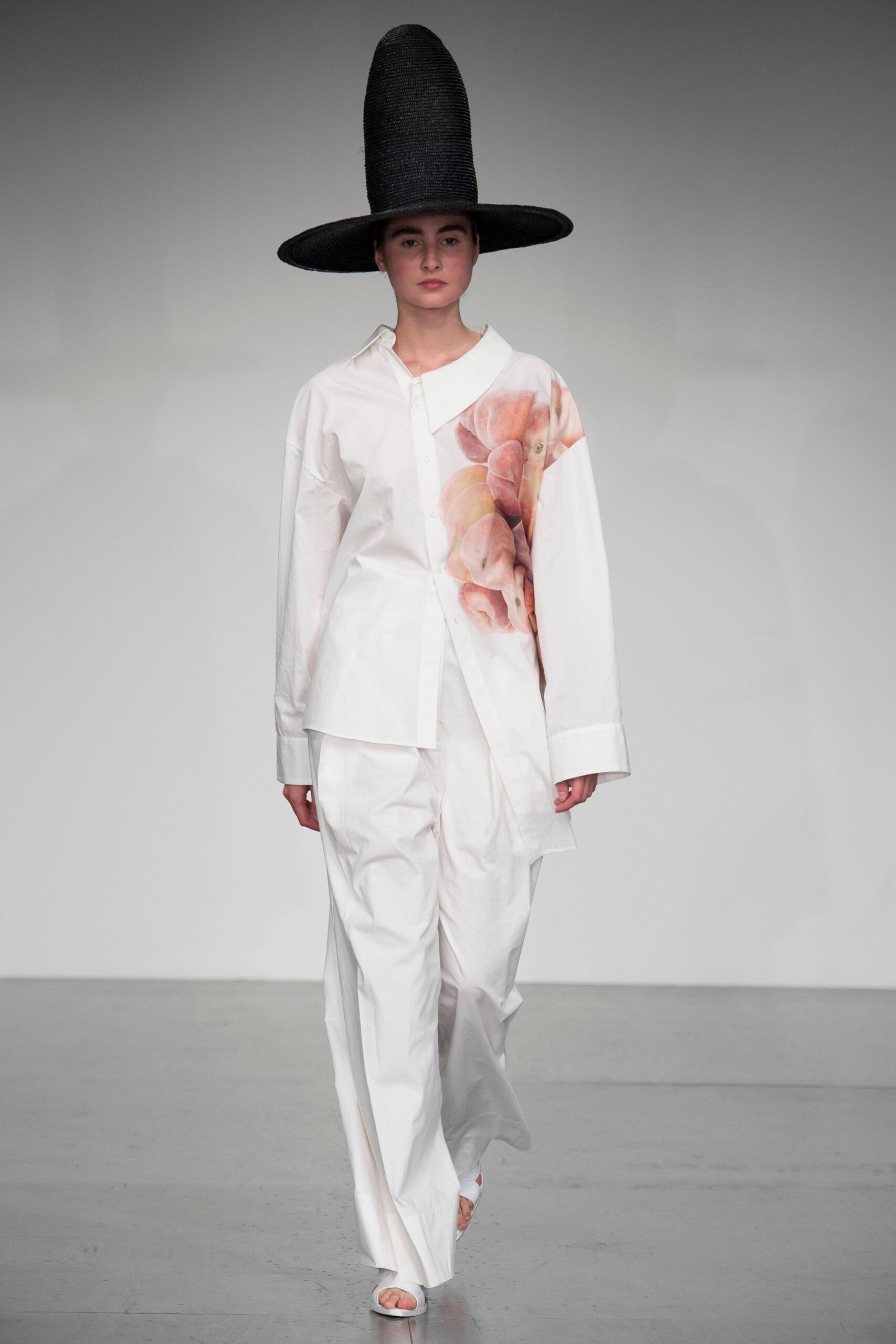 A.W.A.K.E. MODE S/S 18 Look 704