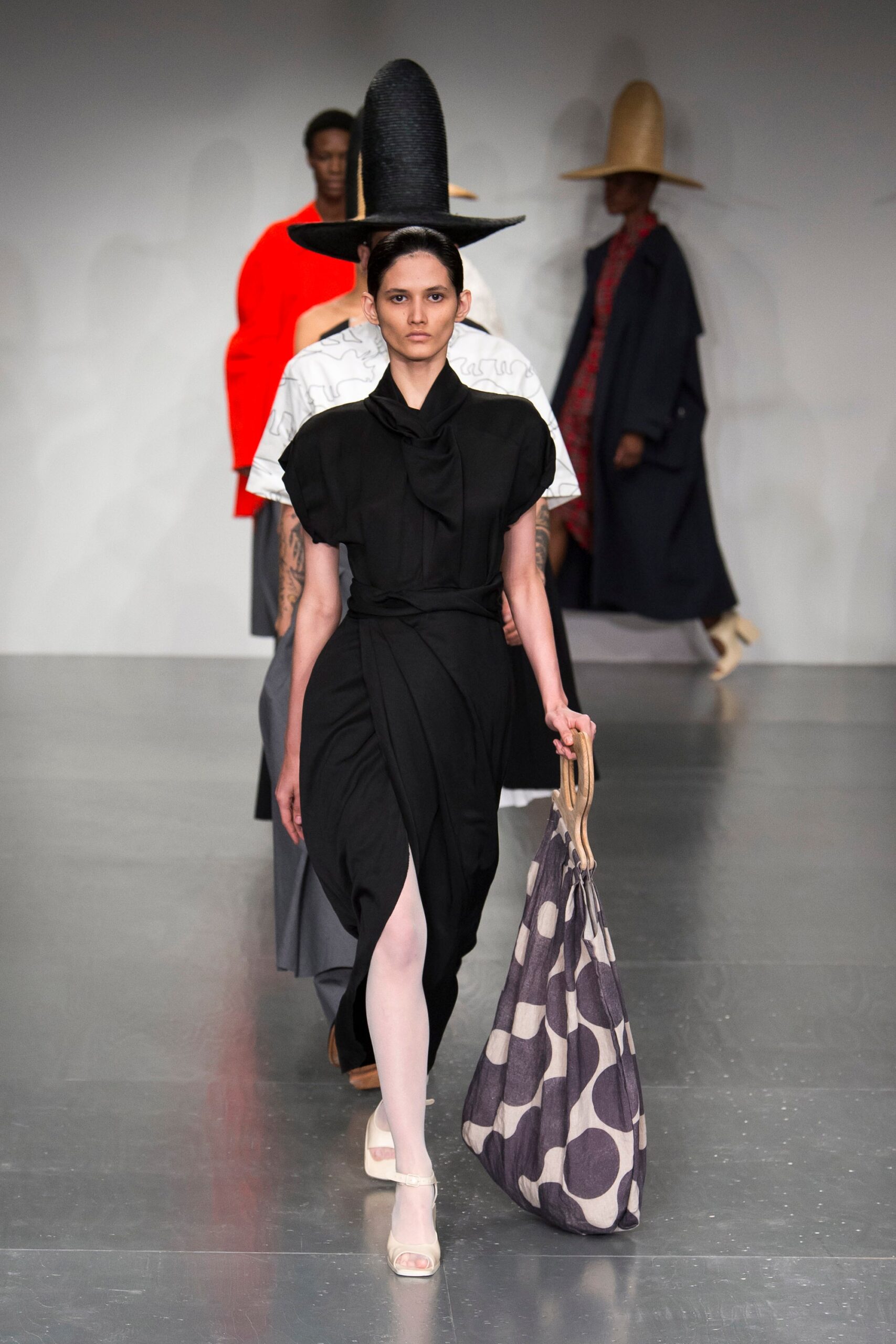 A.W.A.K.E. MODE S/S 18 Look 759