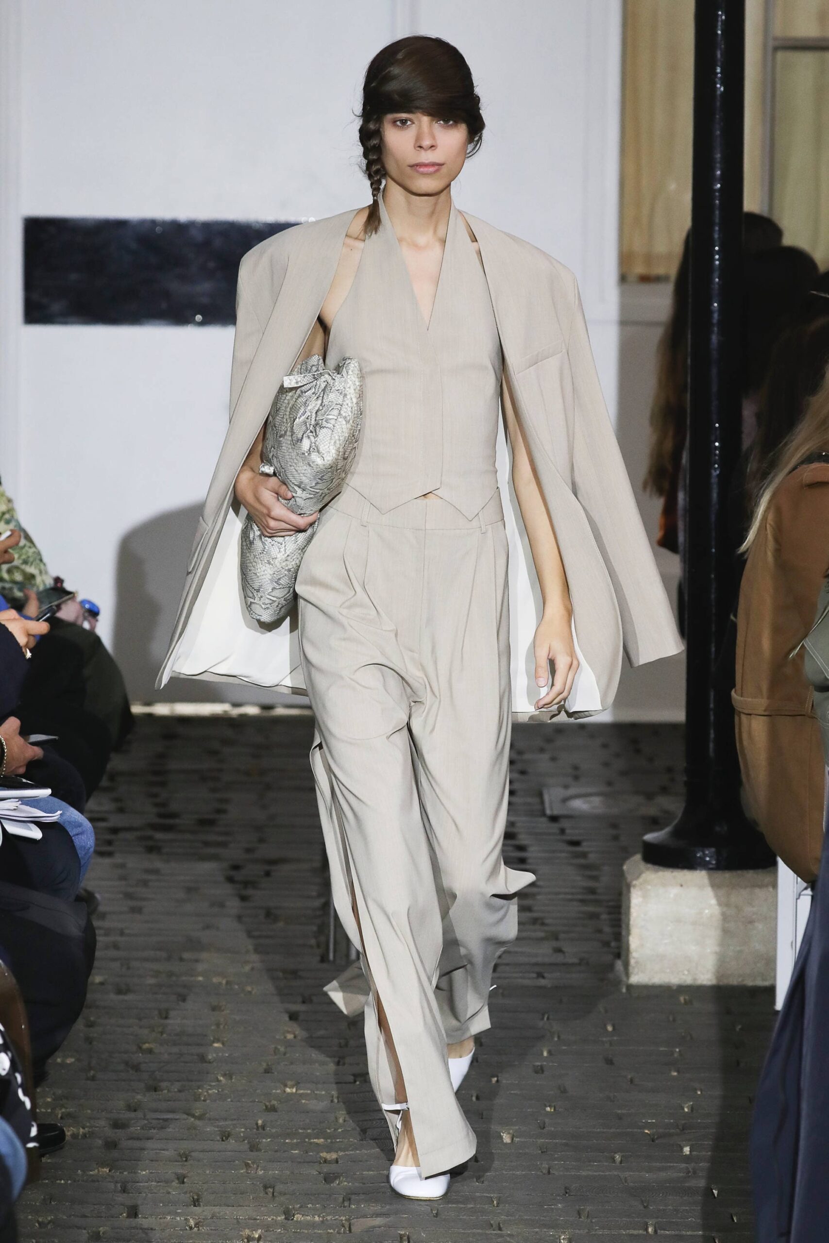 A.W.A.K.E. MODE S/S 19 Look 562