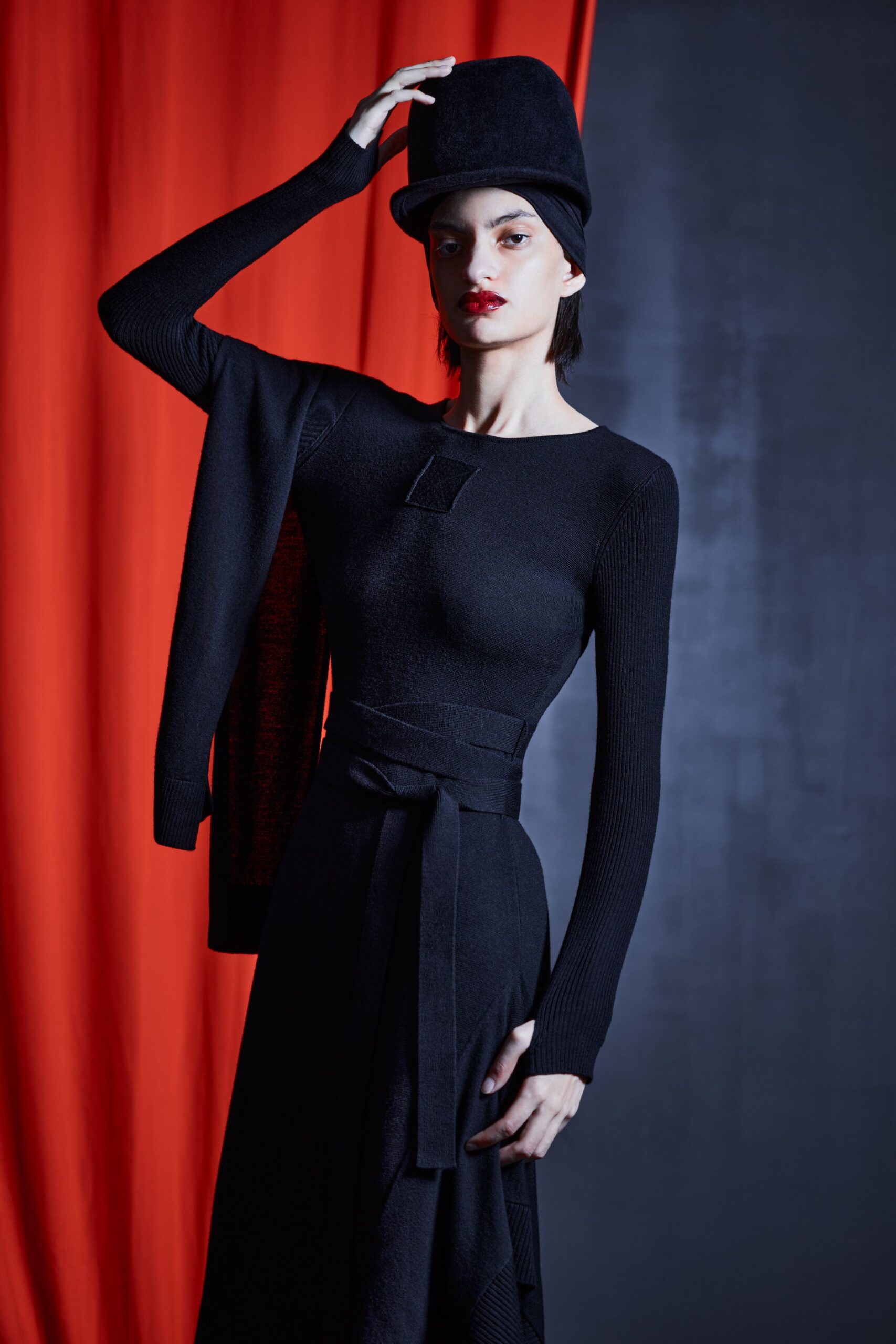 black fitted midi dress with hat