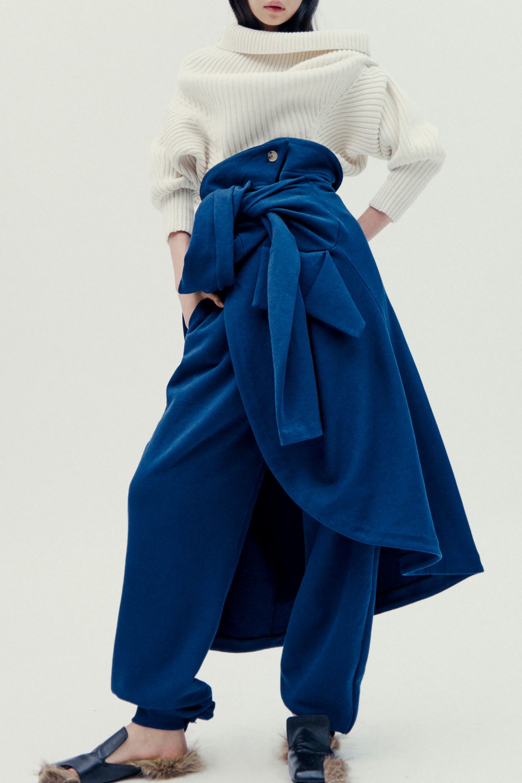 blue velvet fitted high-waisted pleated belted pants