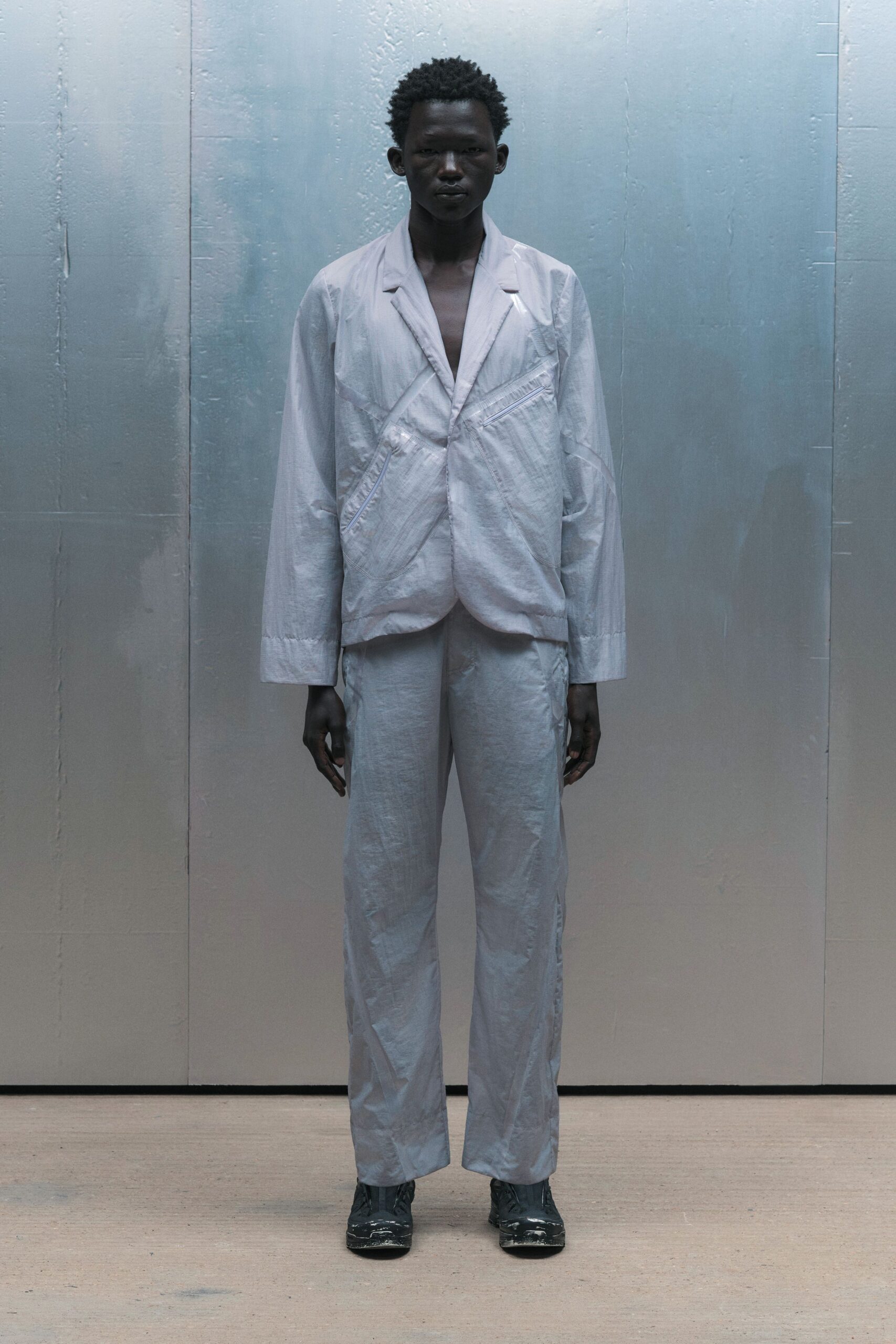 gray cotton long-sleeve collared relaxed buttoned zippered suit