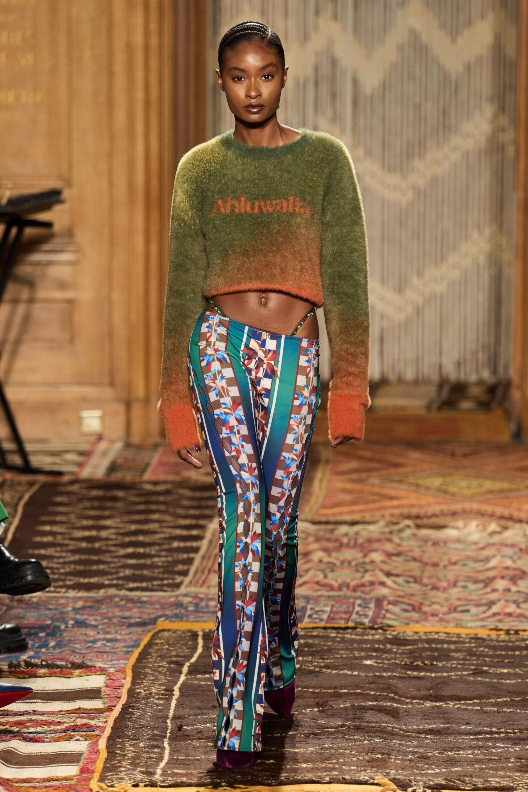 green wool long-sleeve fitted embroidered cropped top