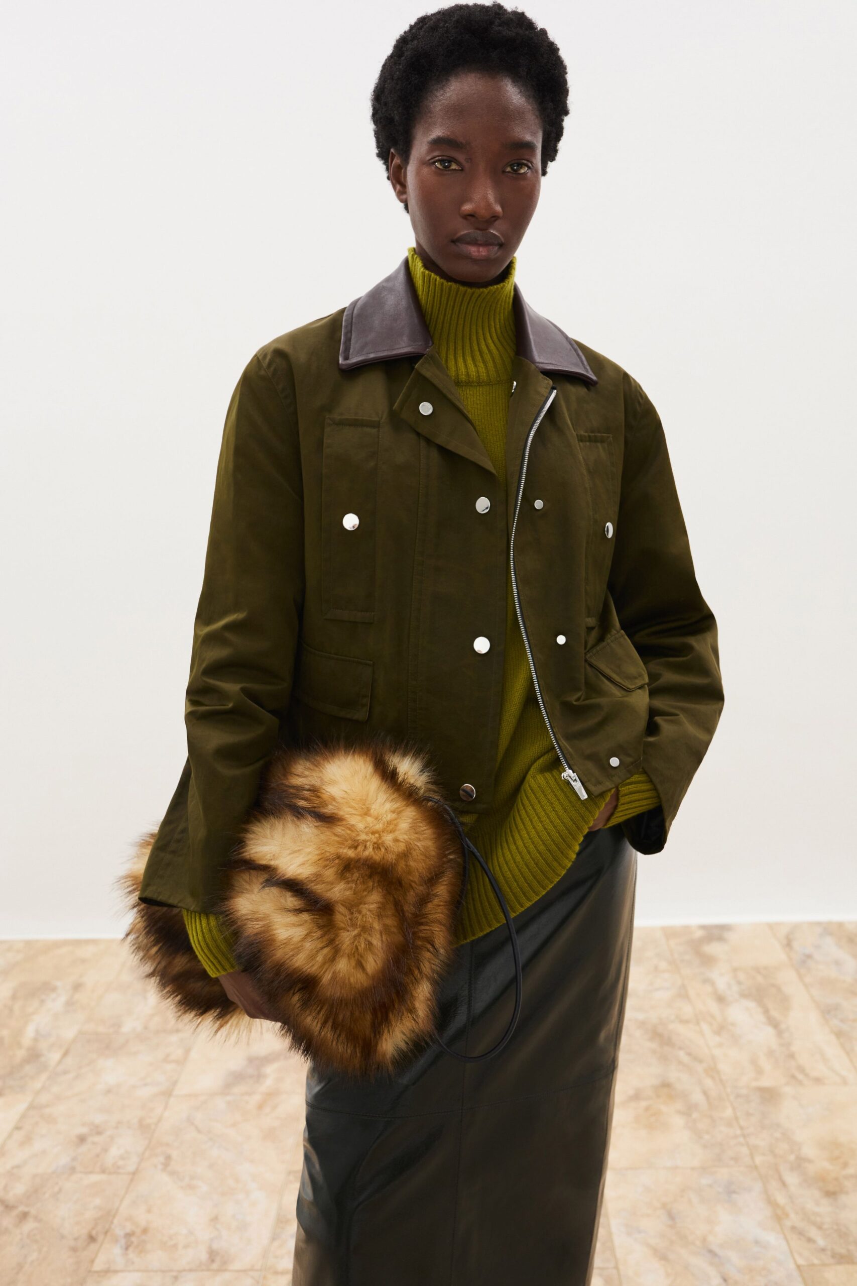 green cotton long-sleeve collared fitted buttoned jacket