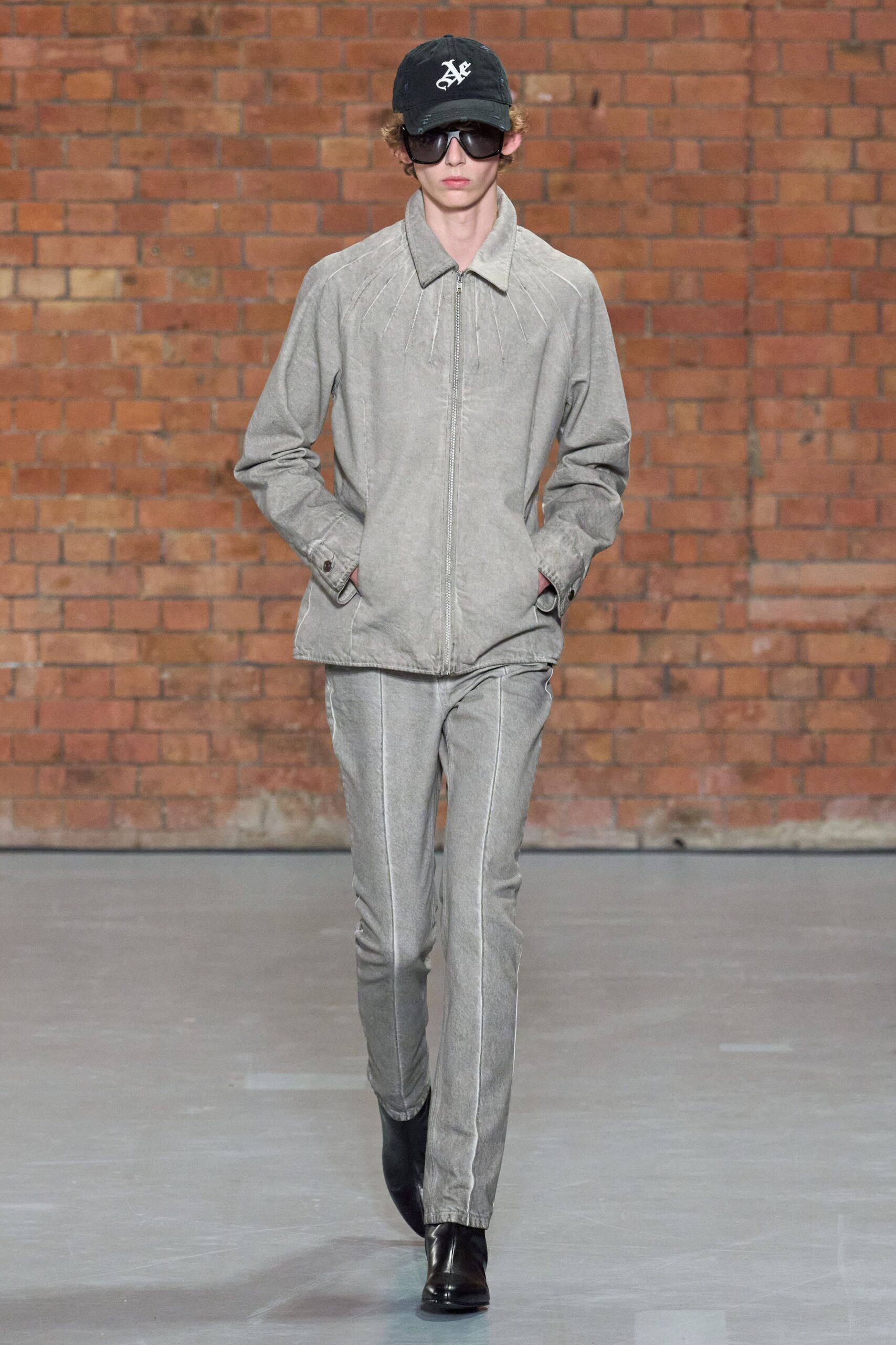 gray cotton long-sleeve collared fitted pleated jacket