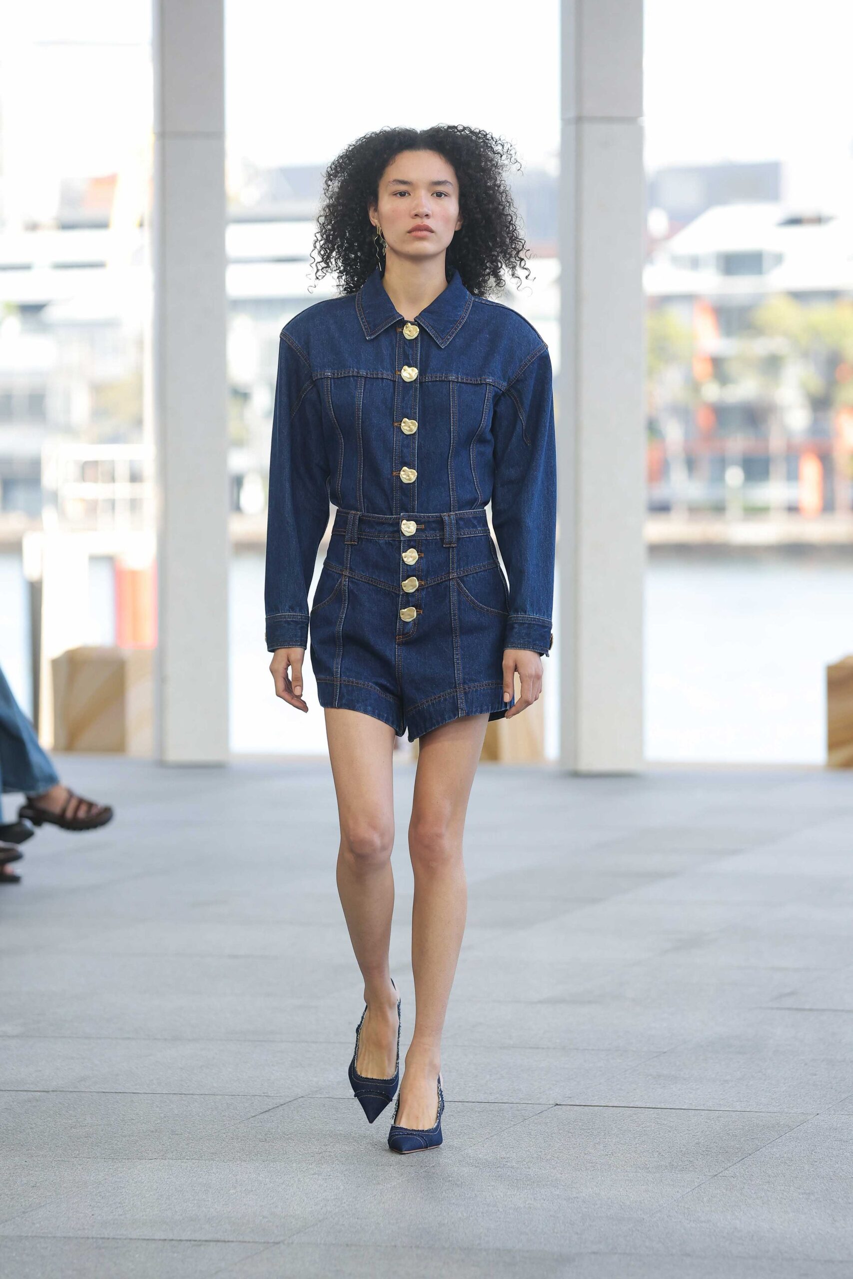blue denim high-waisted buttoned pockets short shorts