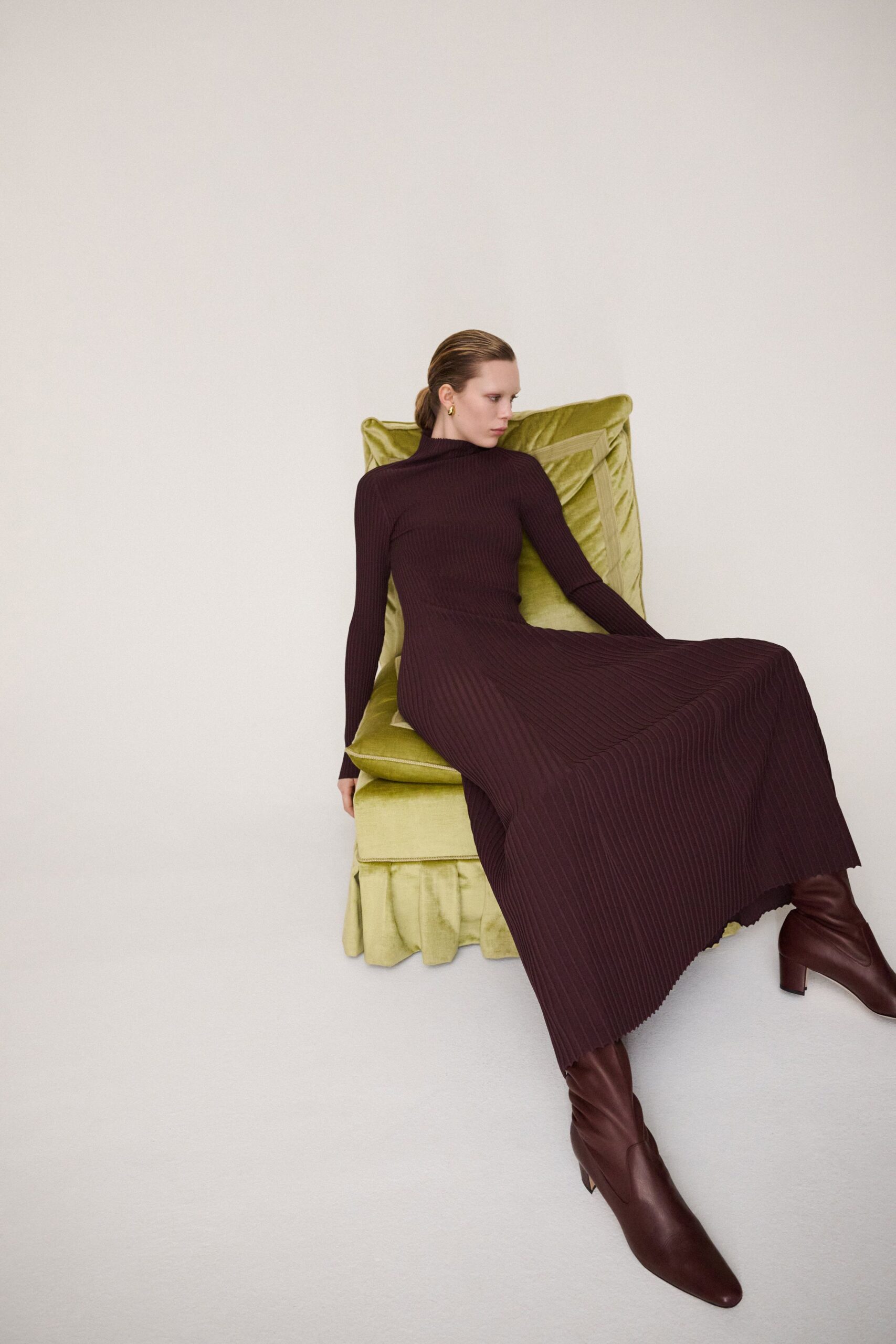 brown fitted knit maxi dress with boots
