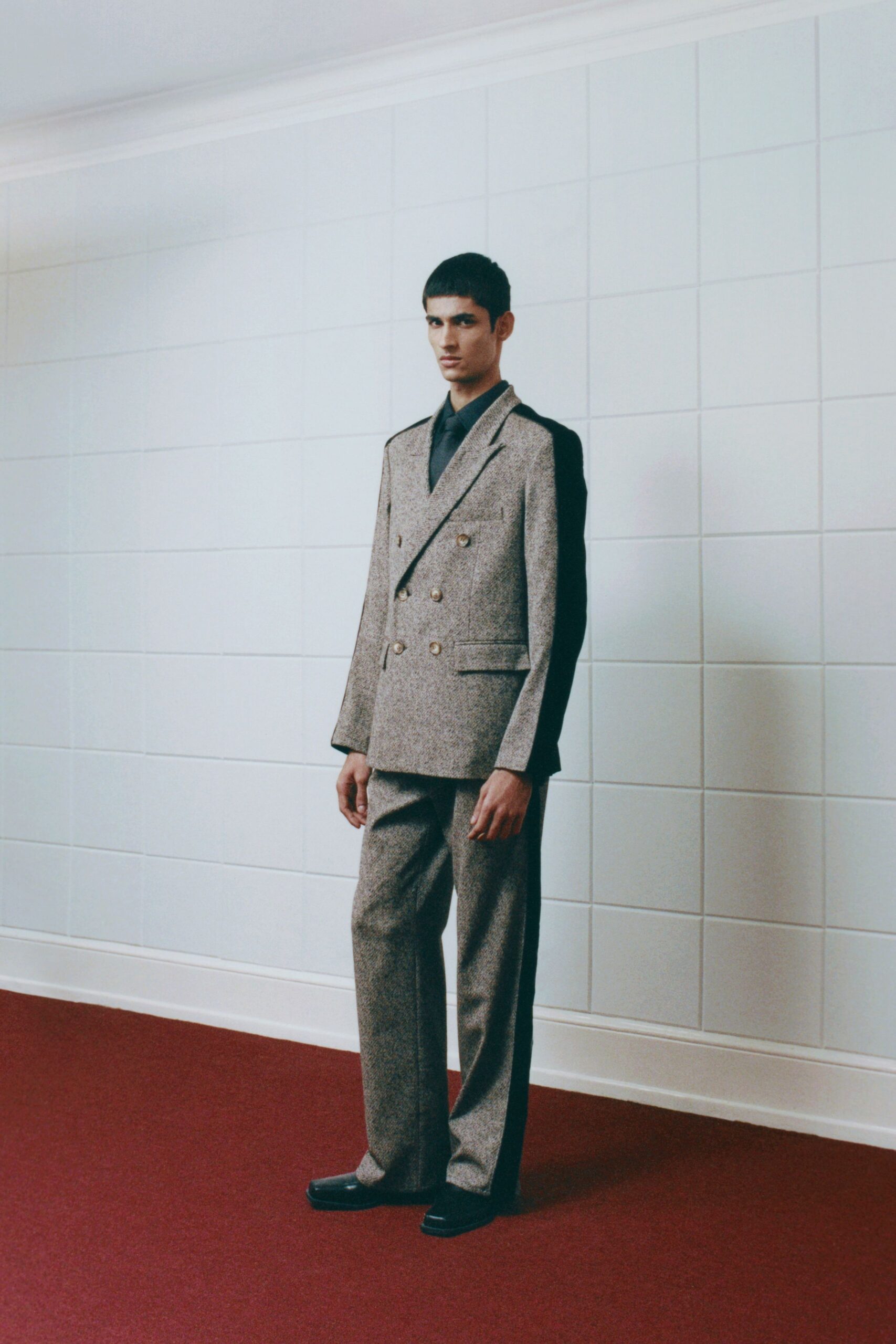 gray wool long-sleeve collared tailored buttoned pockets suit