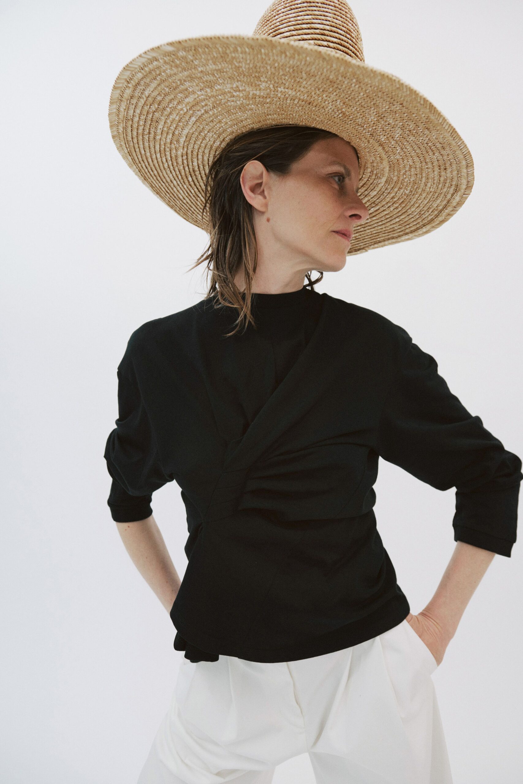 black top white pants straw hat