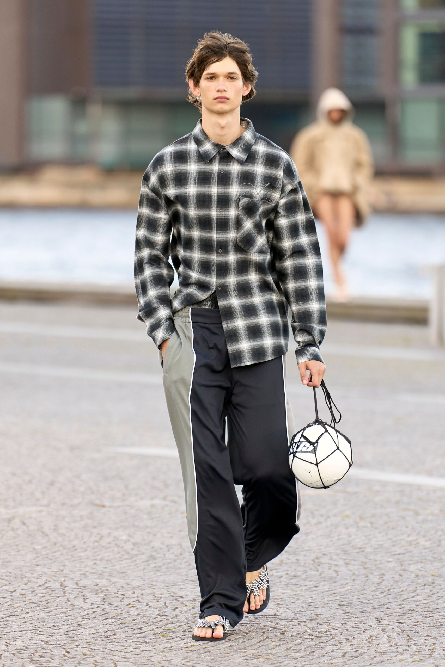black cotton long-sleeve collared oversized buttoned checked shirt