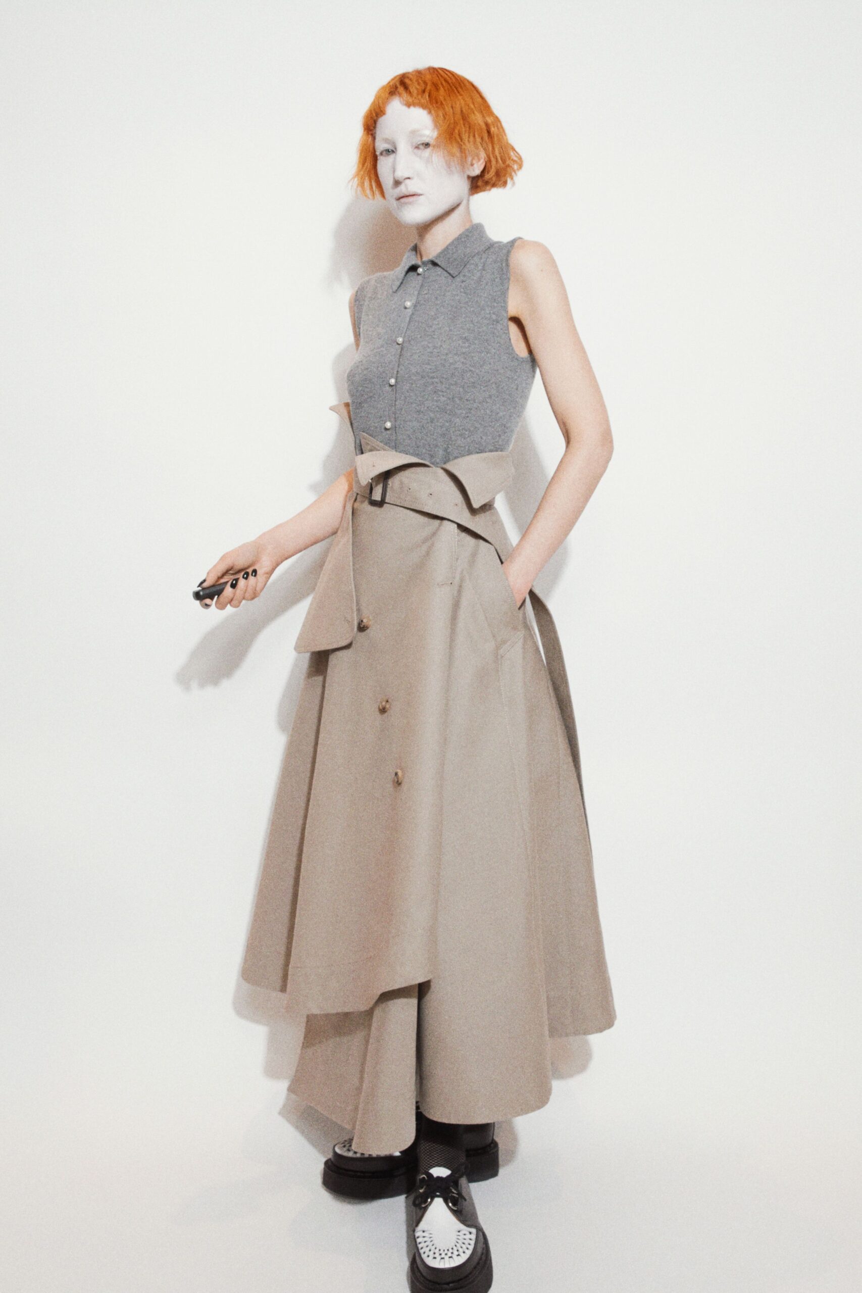 gray cotton sleeveless collared fitted buttoned top