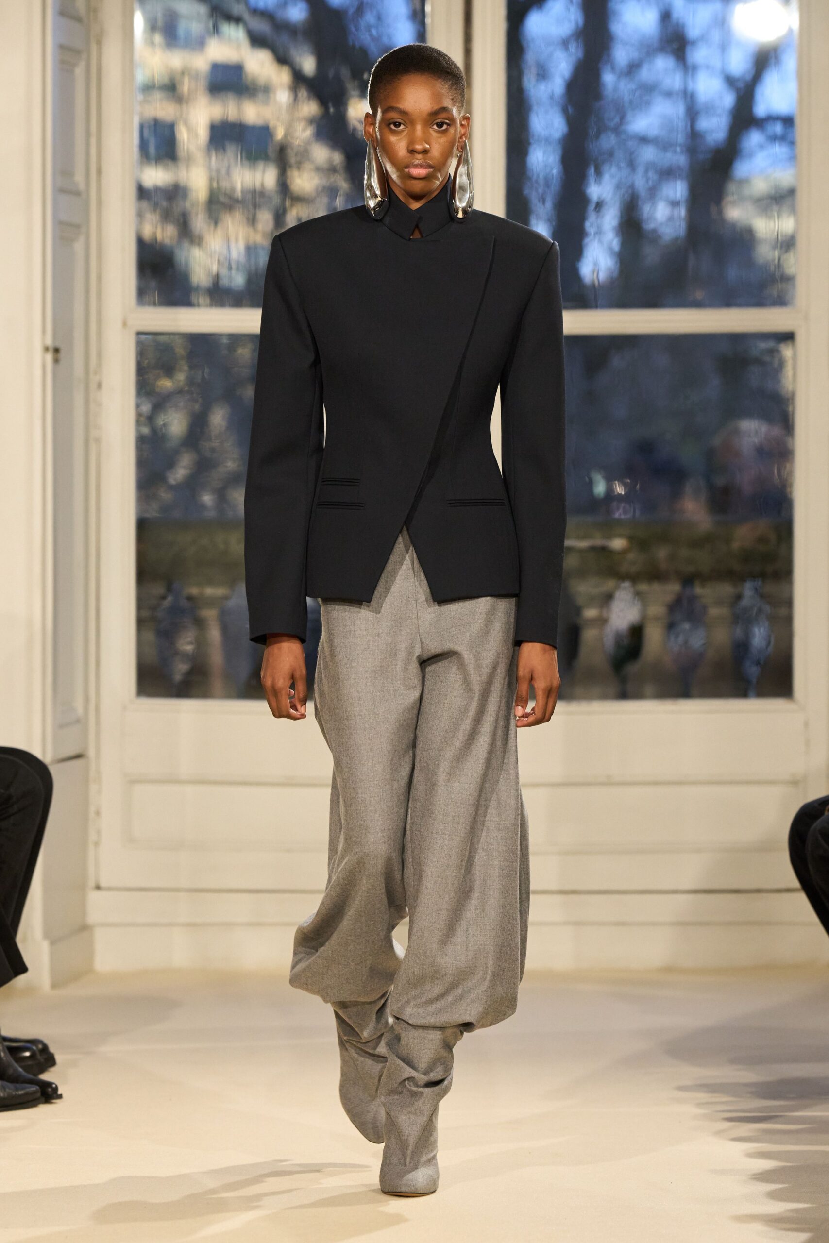 black long-sleeve collared tailored blazer