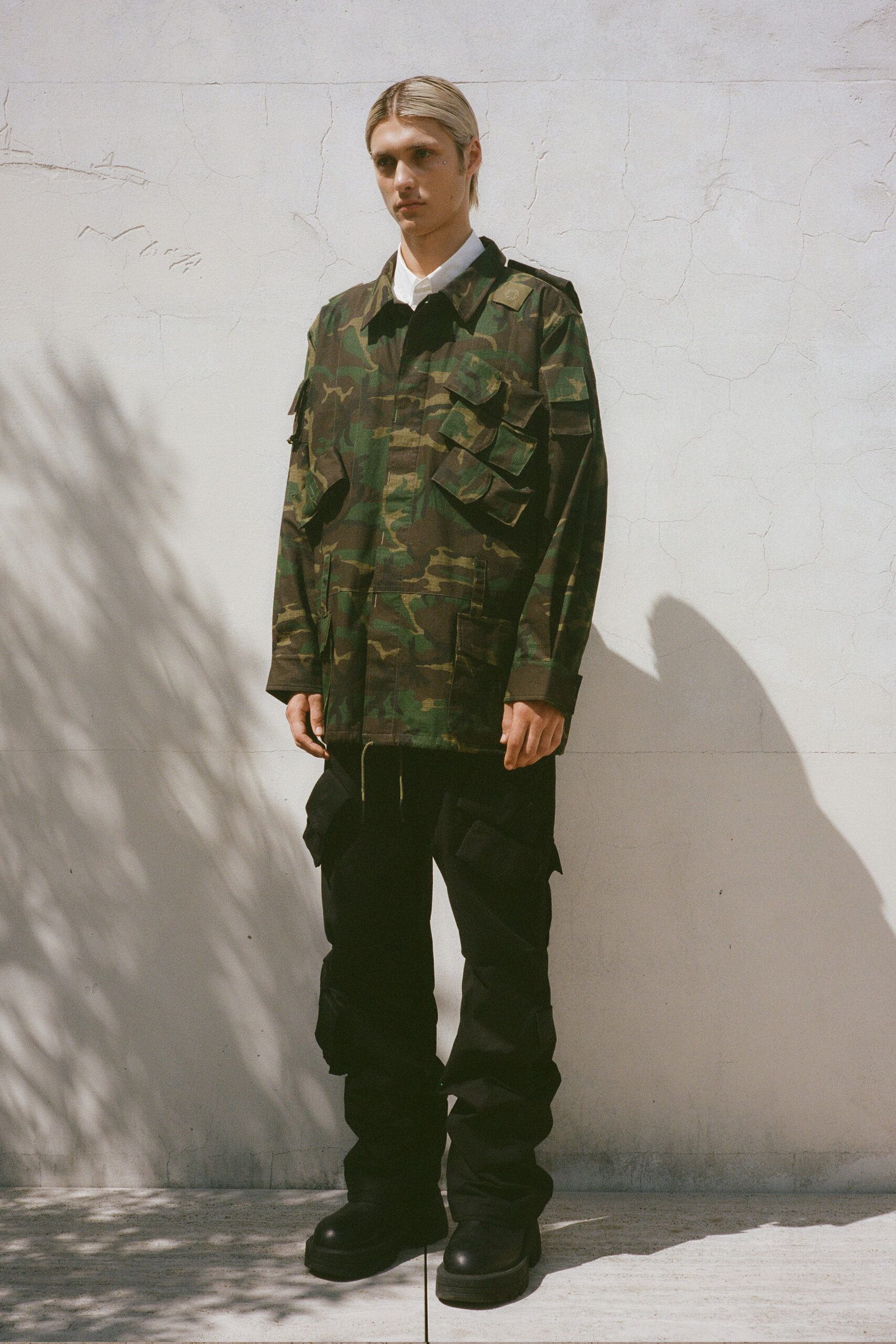 green cotton long-sleeve collared relaxed camouflage pockets jacket