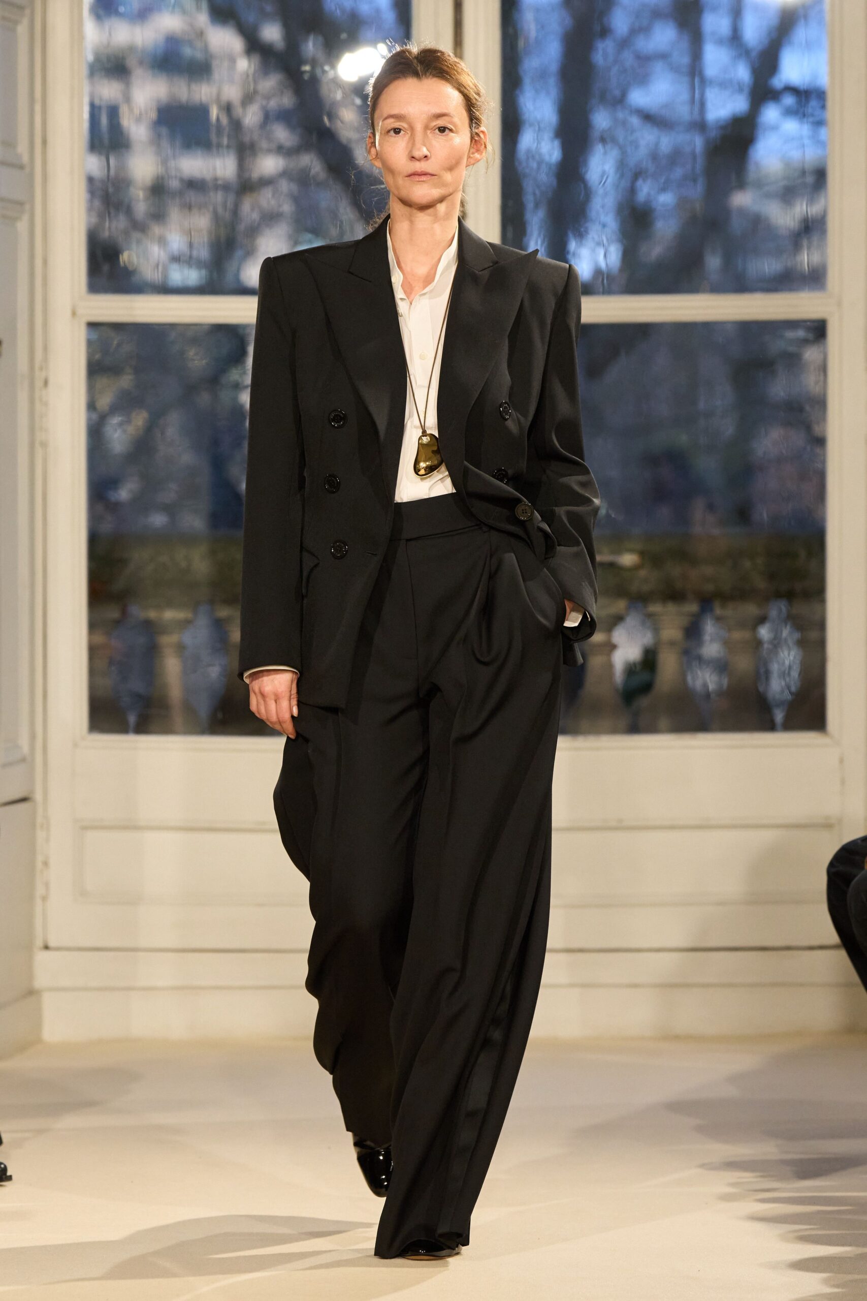 black wool long-sleeve collared tailored pleated suit