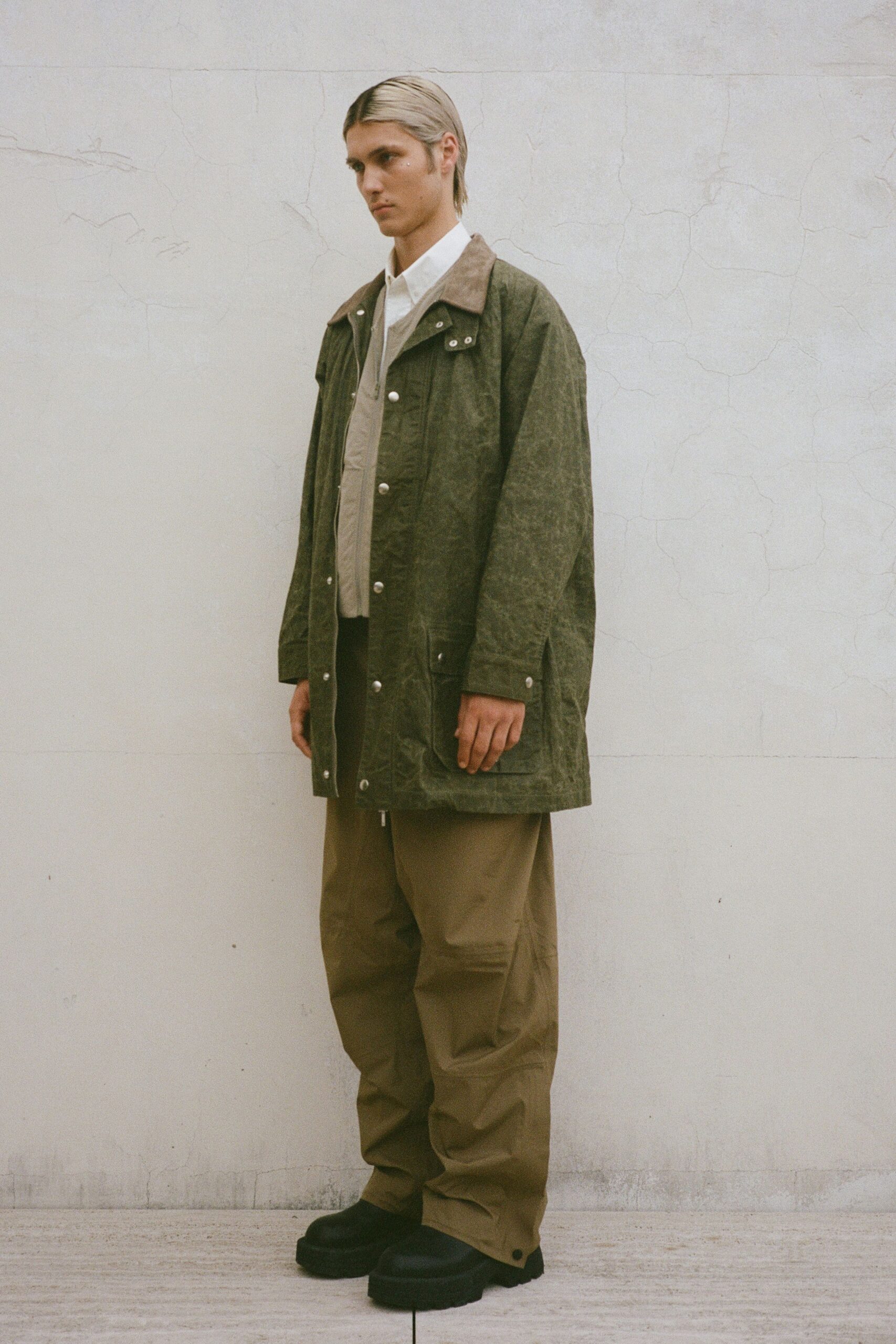 green cotton long-sleeve collared relaxed buttoned jacket