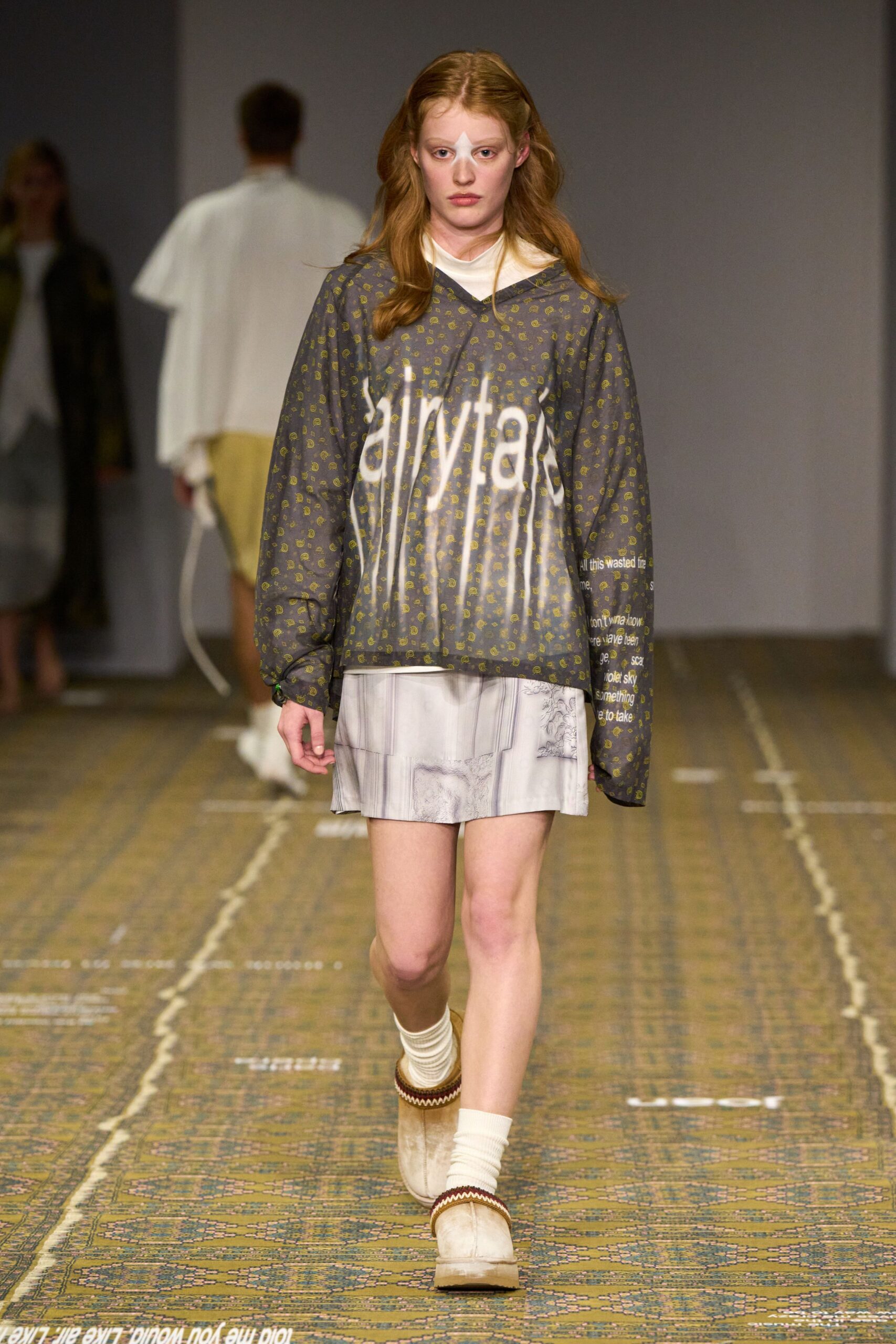 gray cotton long-sleeve v-neck oversized printed layered top