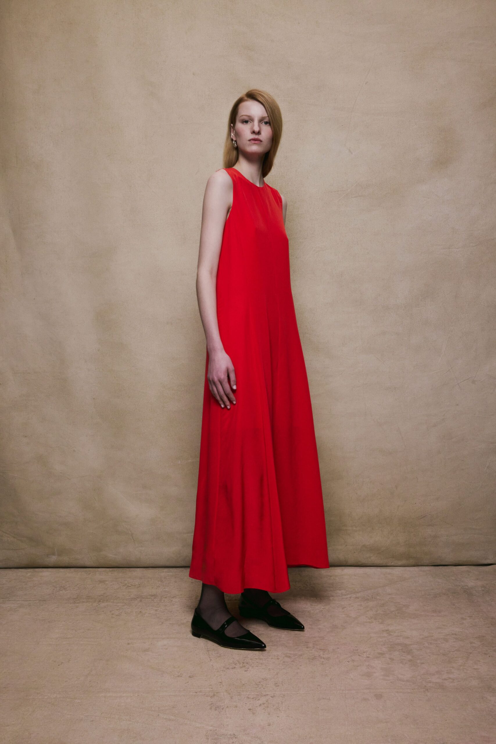red silk sleeveless gown with black shoes