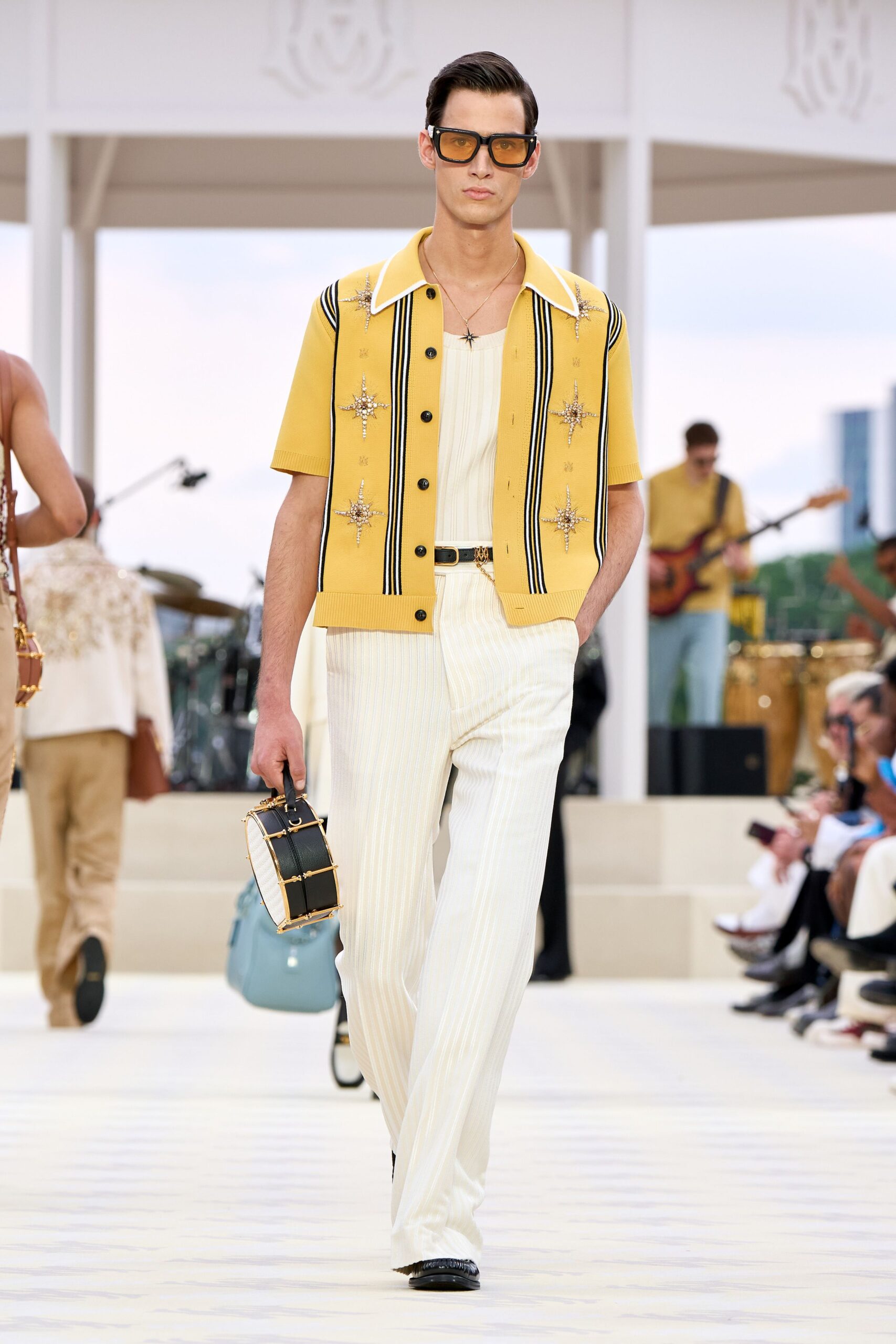 yellow cotton short-sleeve collared fitted buttoned shirt
