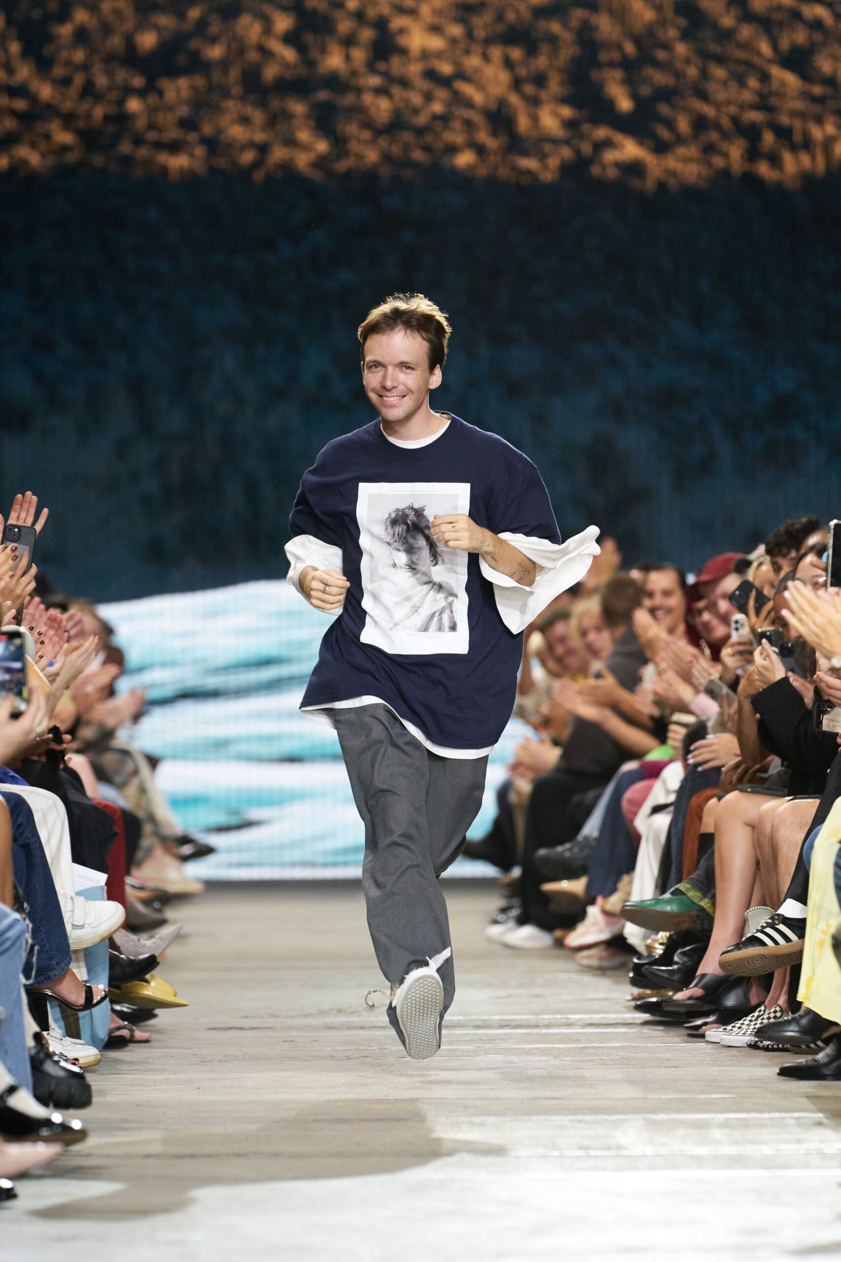 blue t-shirt gray pants black shoes