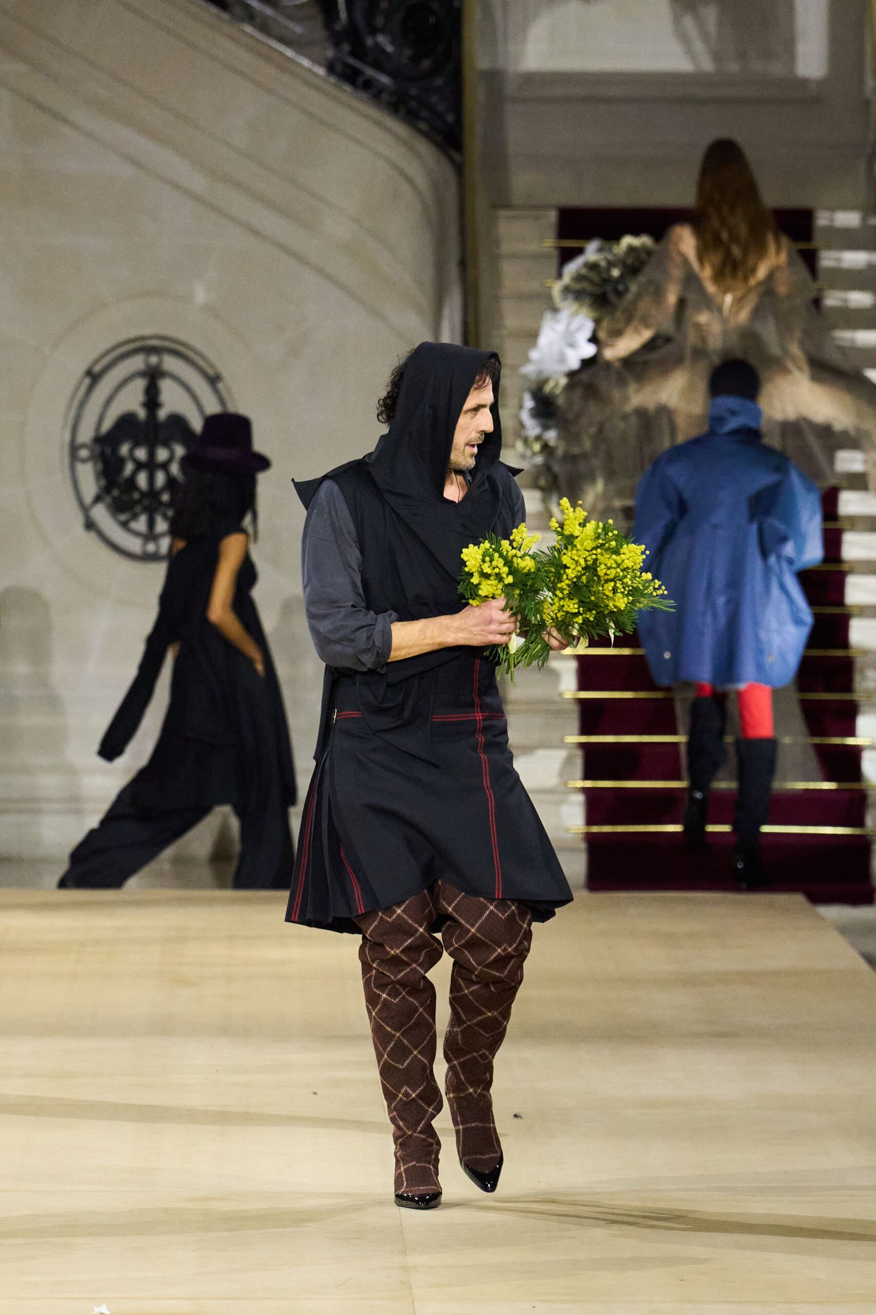 black fitted sleeveless dress with boots
