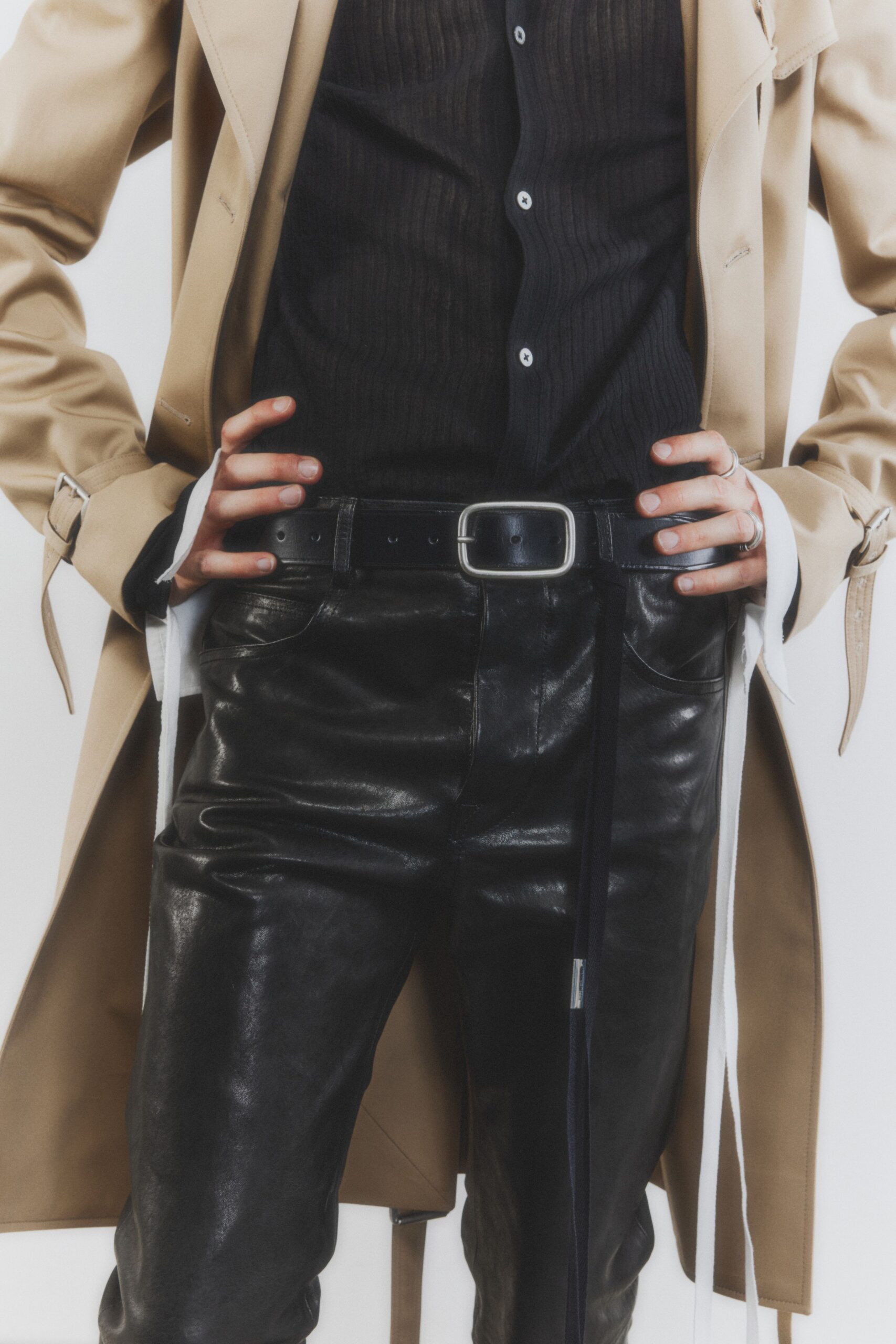 black cotton long-sleeve collared slim buttoned shirt
