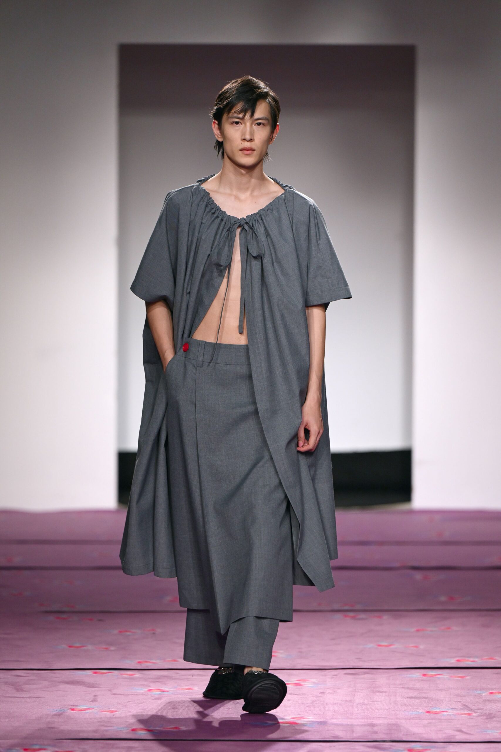 gray cotton sleeveless collared relaxed draped top